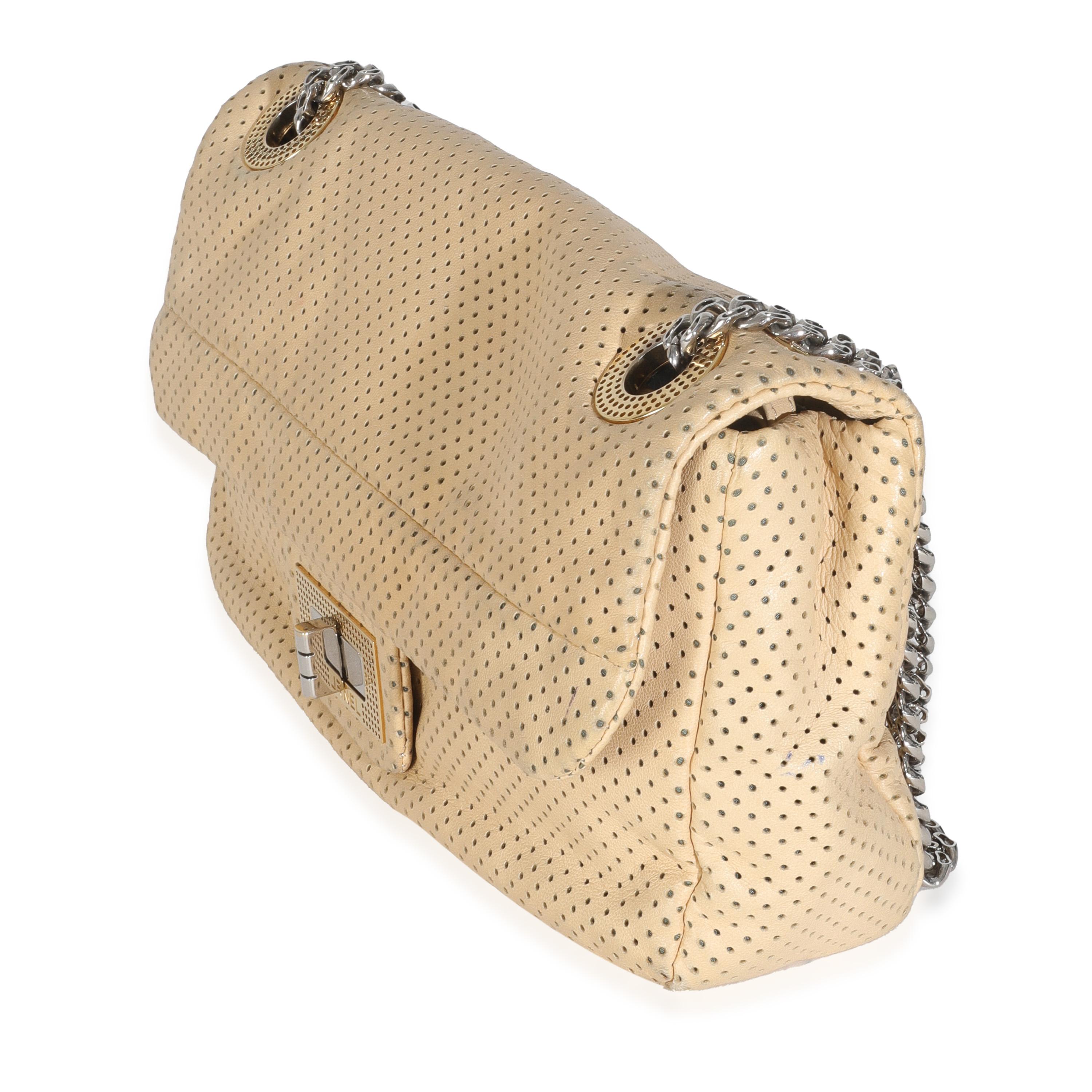 Chanel Beige Perforé  Sac à rabat en peau d'agneau Pour femmes en vente