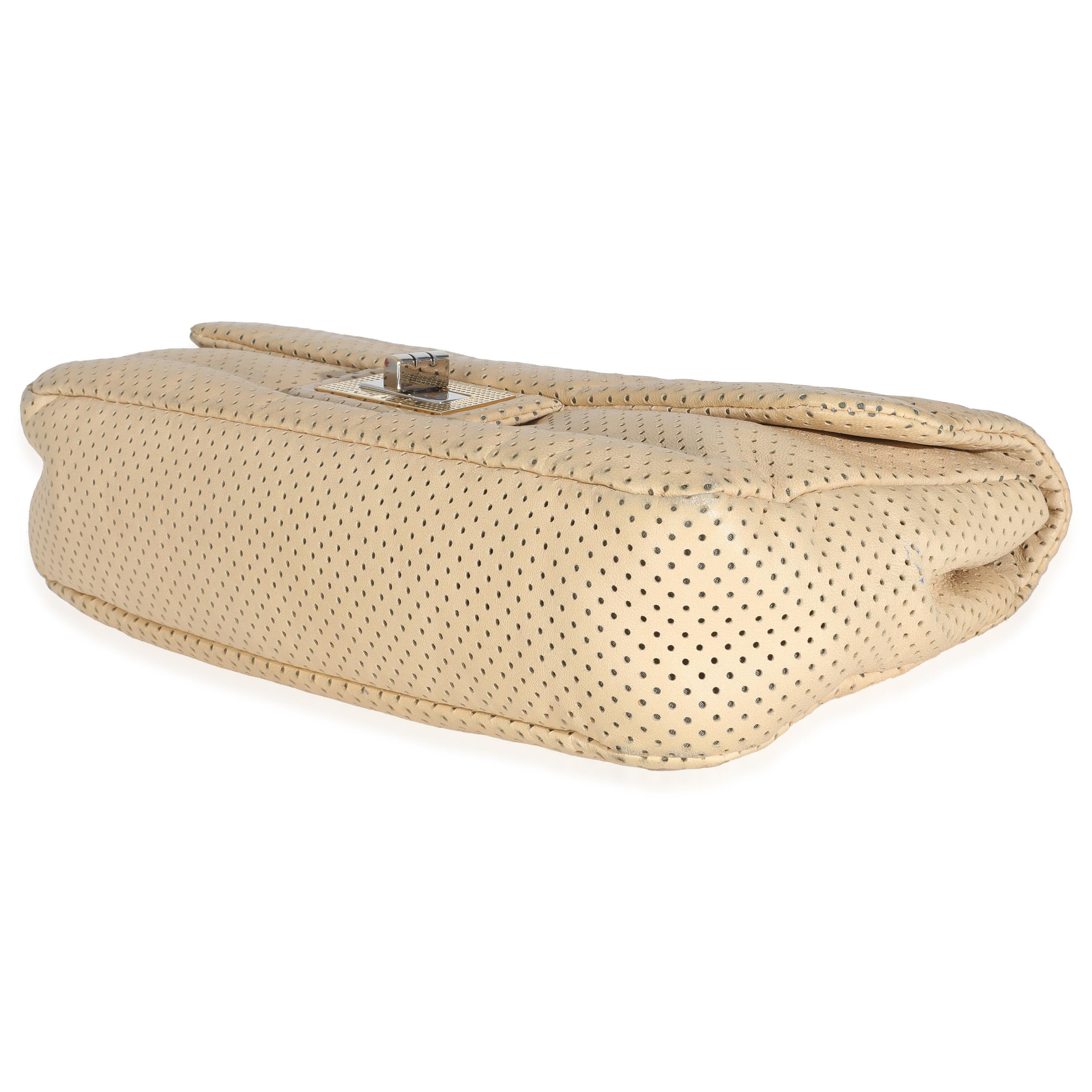 Chanel Beige Perforé  Sac à rabat en peau d'agneau en vente 1
