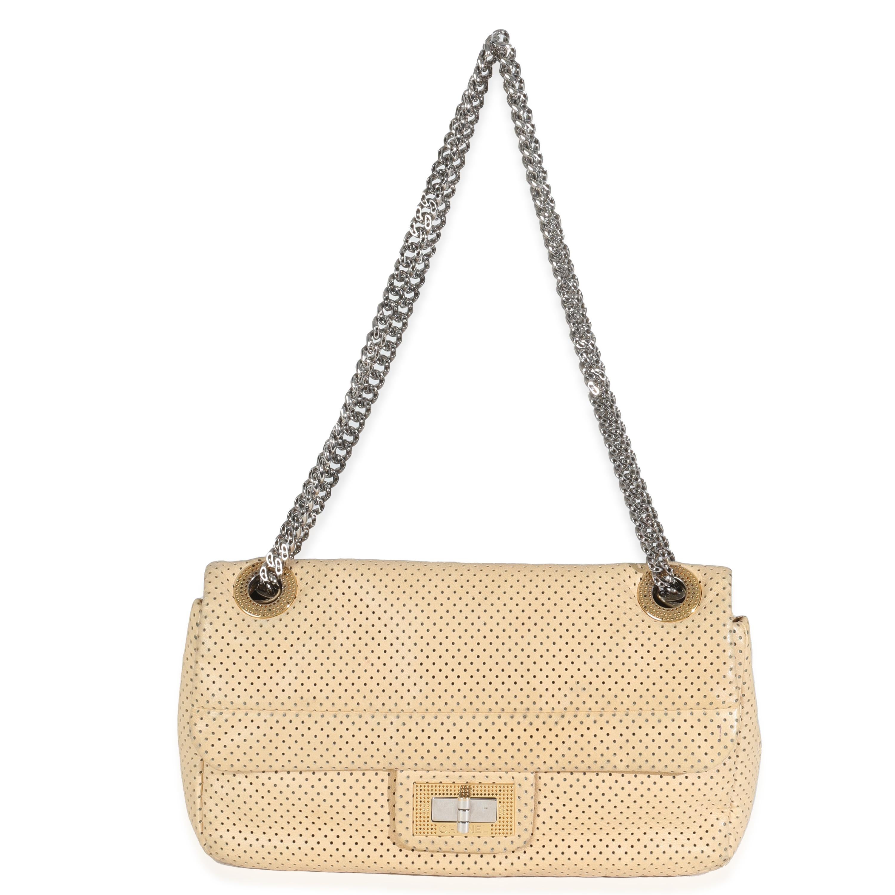 Chanel Beige Perforé  Sac à rabat en peau d'agneau en vente 2
