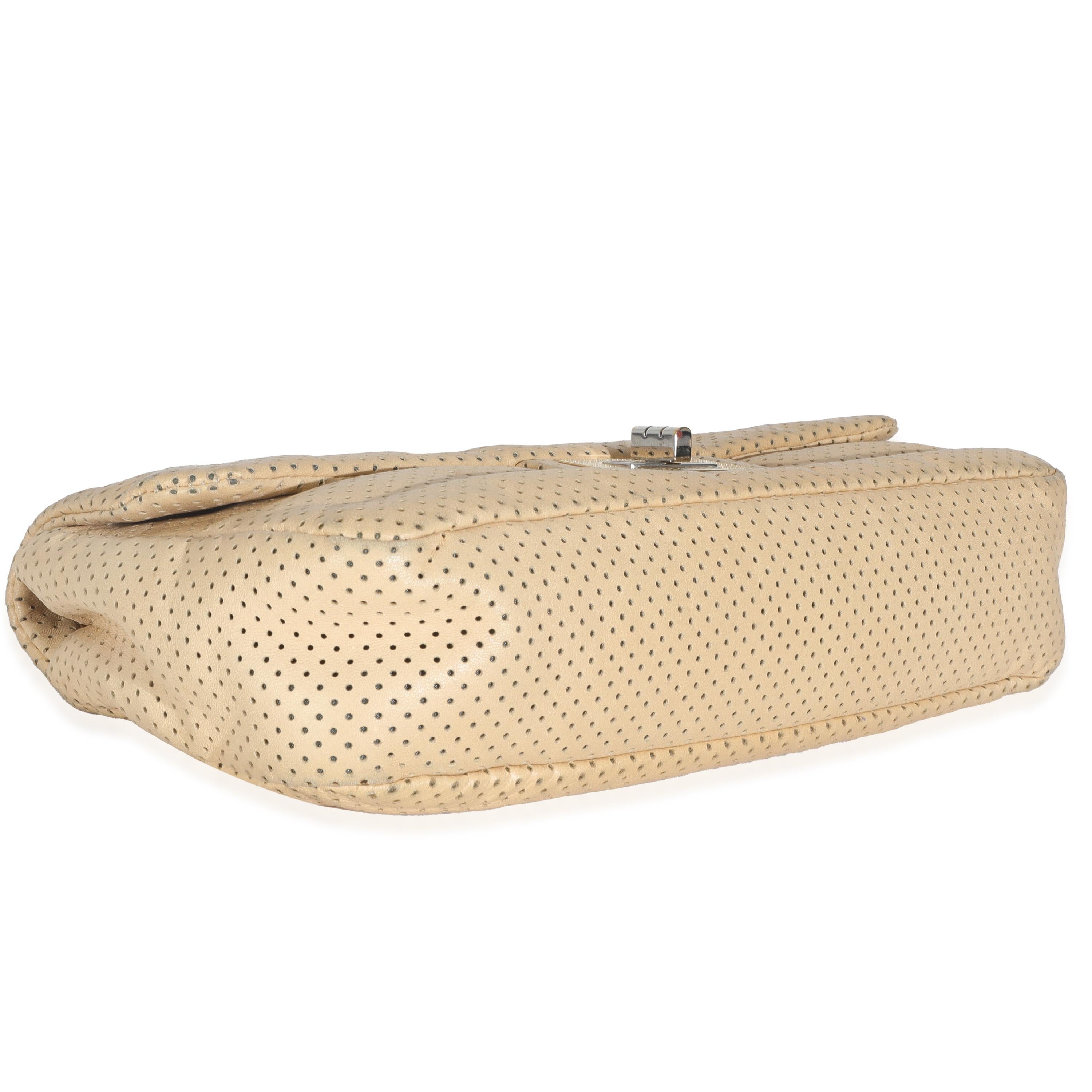Chanel Beige Perforé  Sac à rabat en peau d'agneau en vente 3