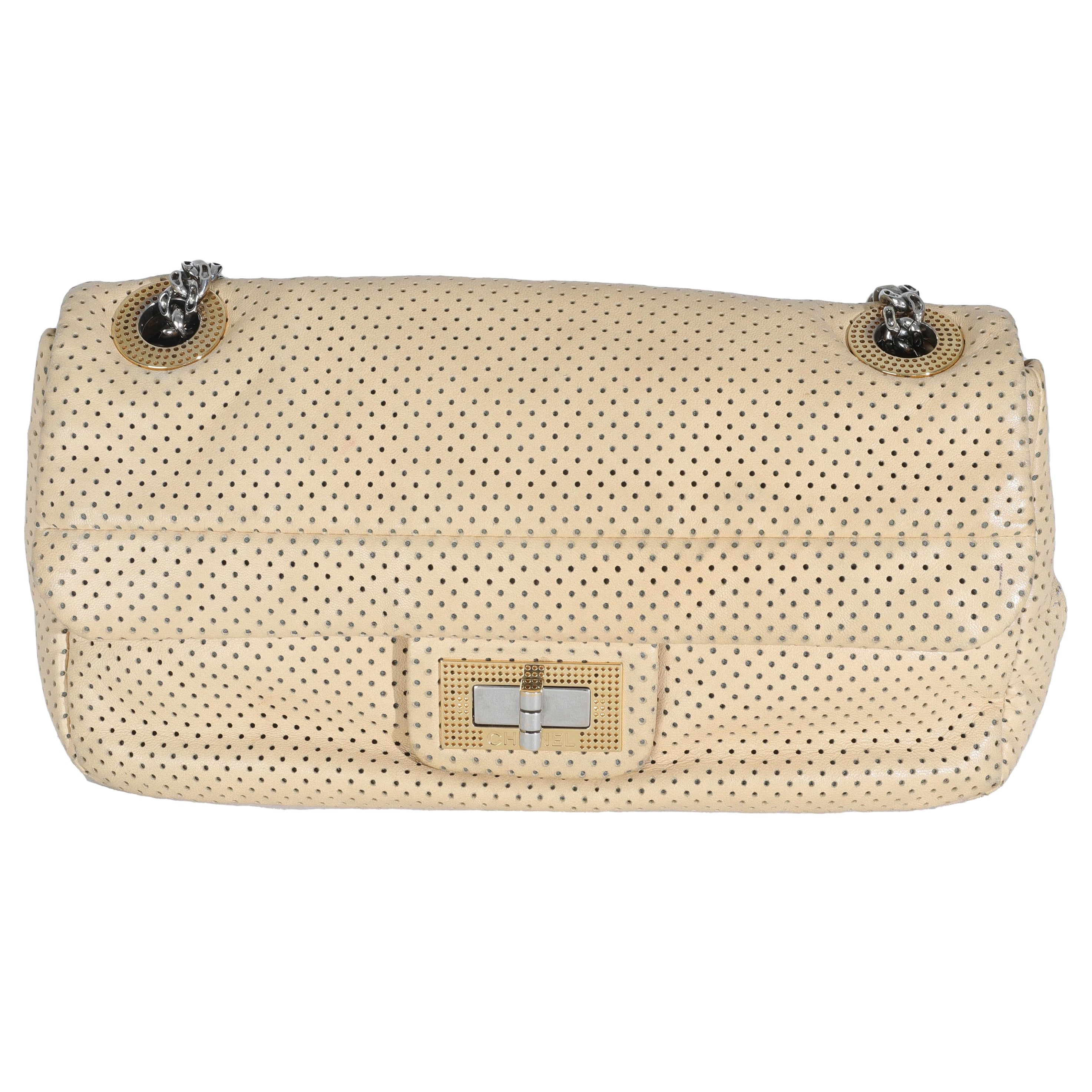 Chanel Beige Perforé  Sac à rabat en peau d'agneau