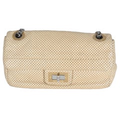 Chanel Beige Perforé  Sac à rabat en peau d'agneau