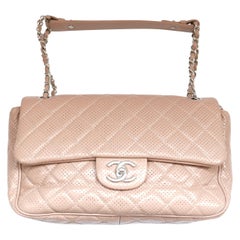 Chanel Bolso con Solapa Classique de Piel Perforada Beige