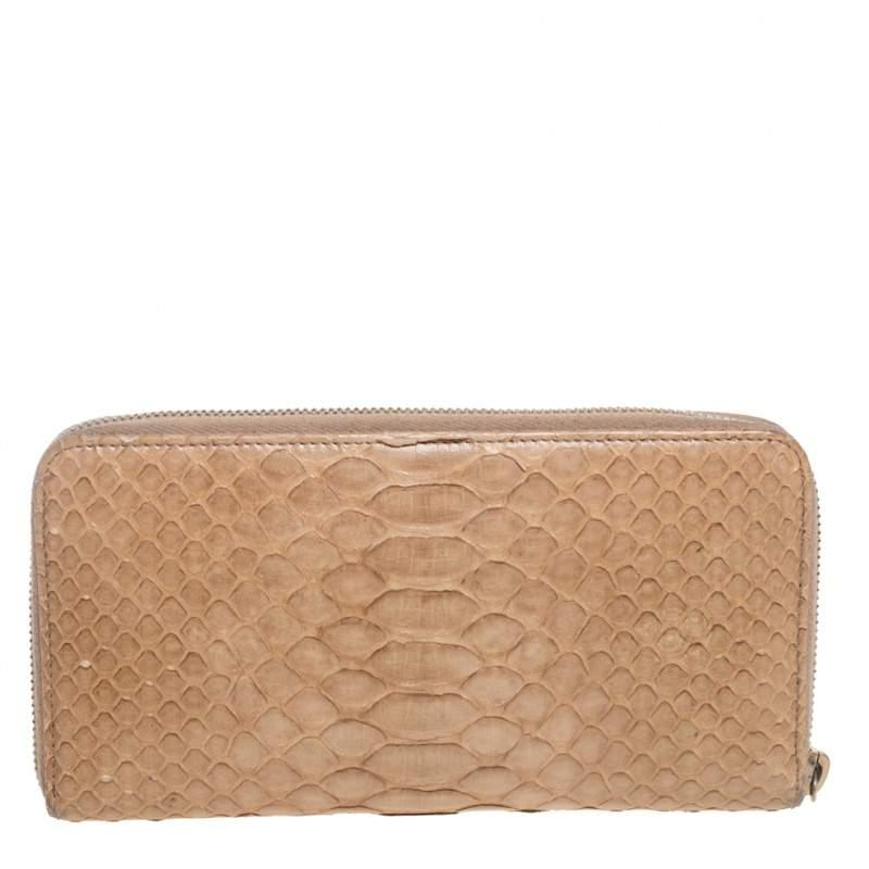 Exuding exotic vibes with its python leather exterior, the House of Chanel knows best how to incorporate its creations with unique and exquisite details. This zip-around wallet displays a beige shade externally with a petite gold-toned logo embedded