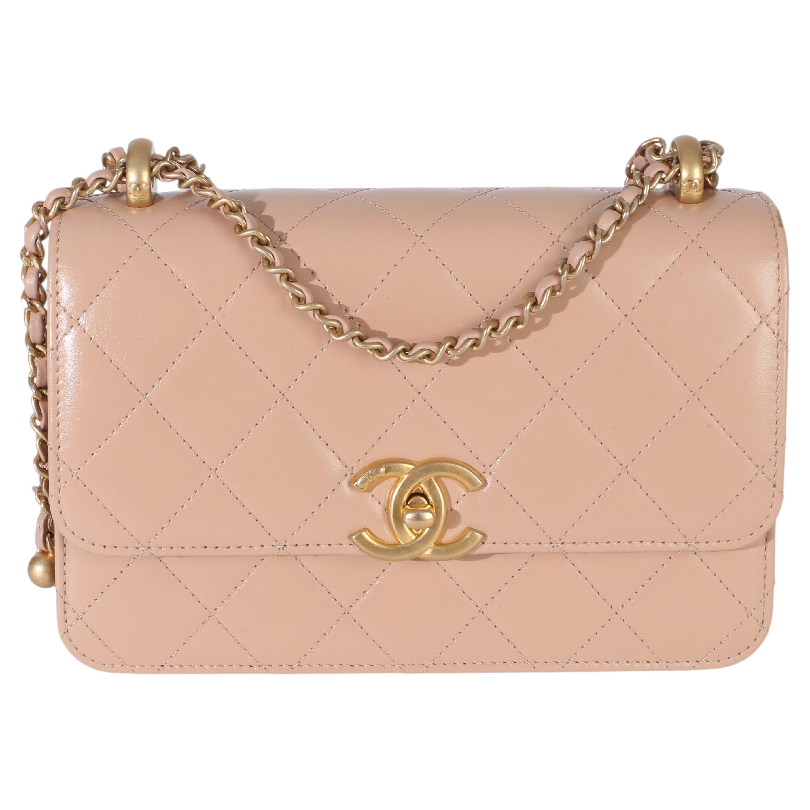 Chanel mini sac à rabat parfait ajusté en cuir de veau matelassé beige en vente