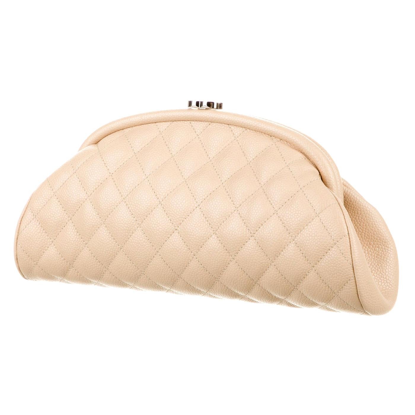 Chanel Classic Vintage Beige CC Diamond Quilted Caviar Clutch Timeless

Questa elegante pochette è realizzata in pelle di caviale beige trapuntata a rombi. La pochette presenta un lucchetto argentato lucido a forma di logo Chanel CC che si apre su