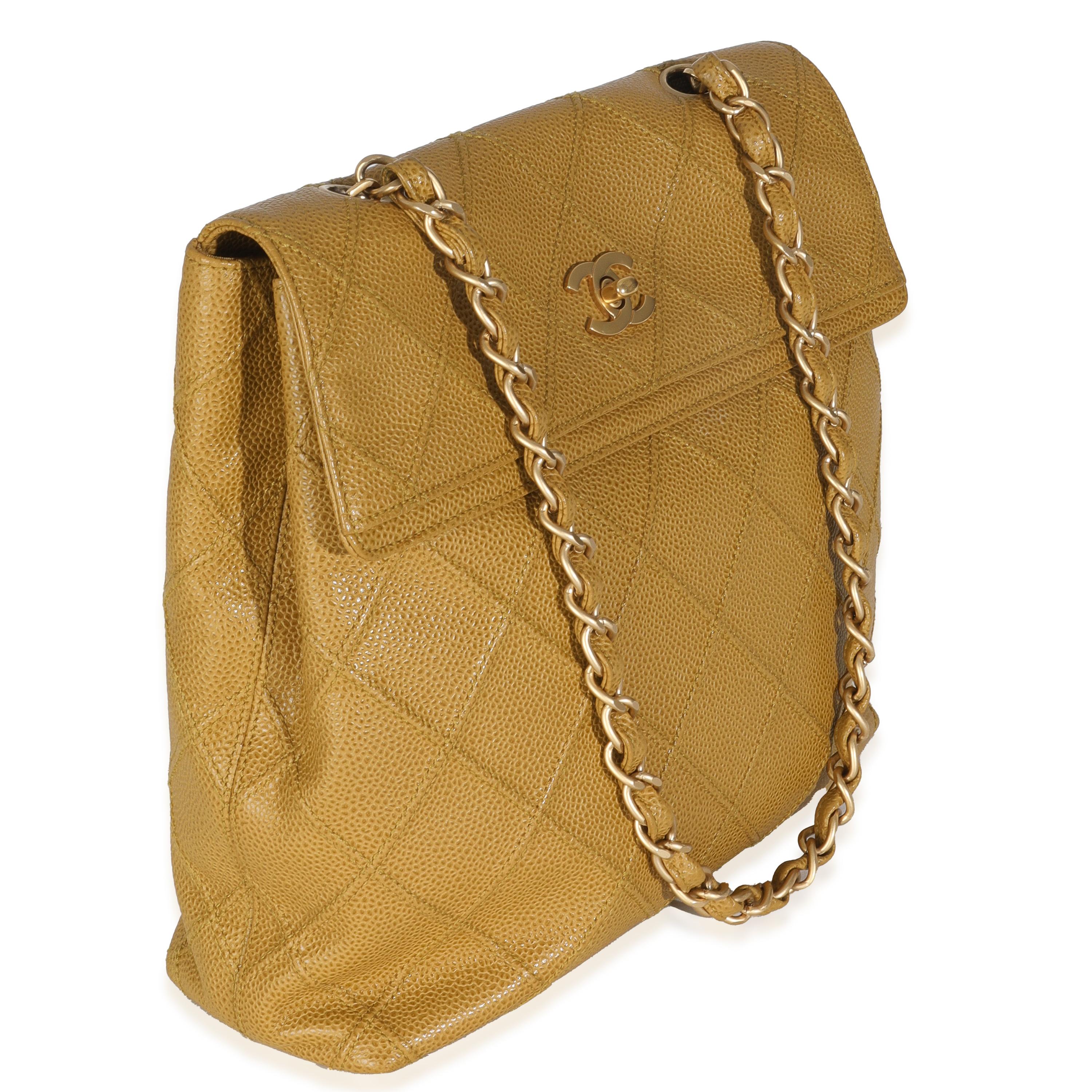 Chanel - Sac à bandoulière avec rabat et chaîne en caviar matelassé - Beige Bon état - En vente à New York, NY