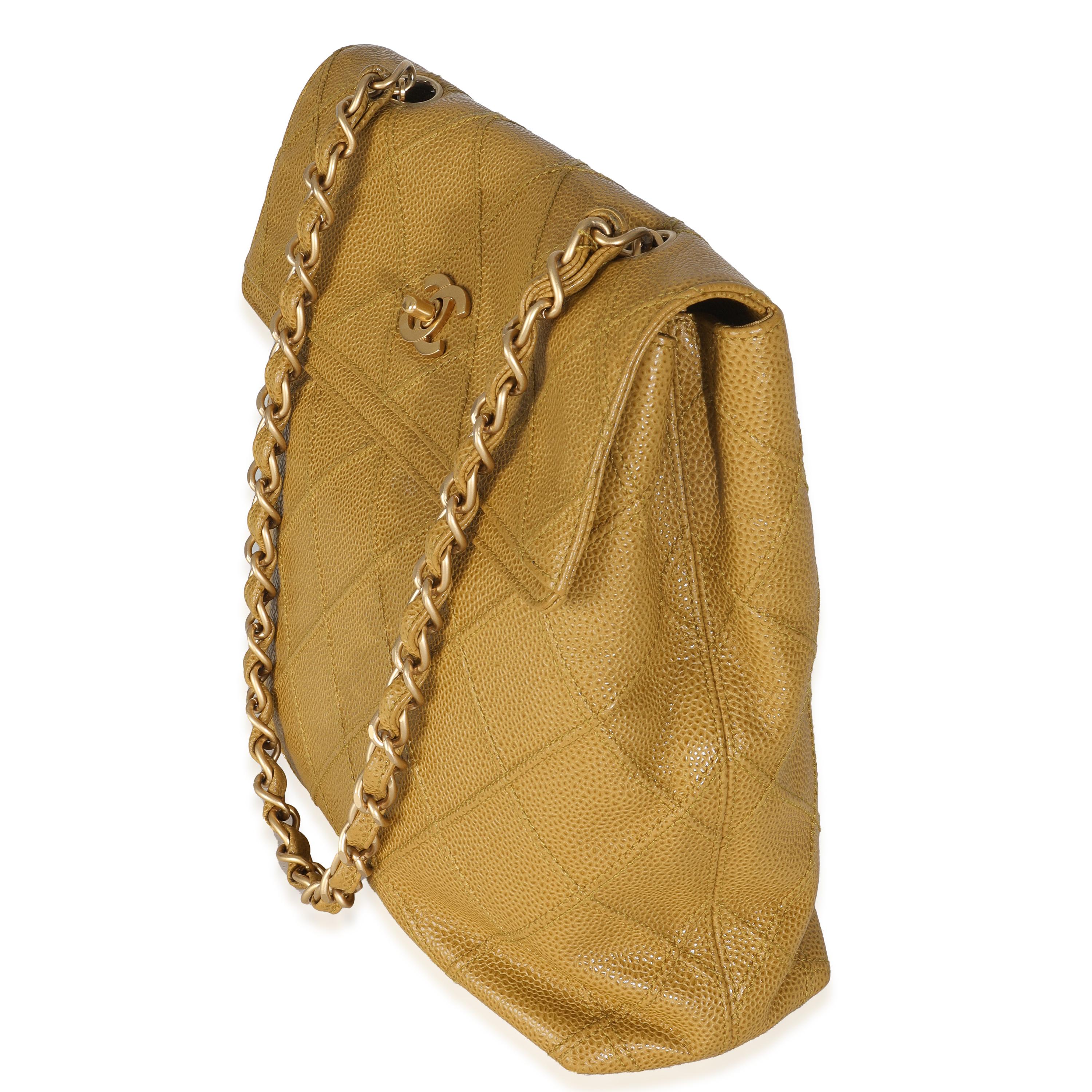 Chanel - Sac à bandoulière avec rabat et chaîne en caviar matelassé - Beige Pour femmes en vente