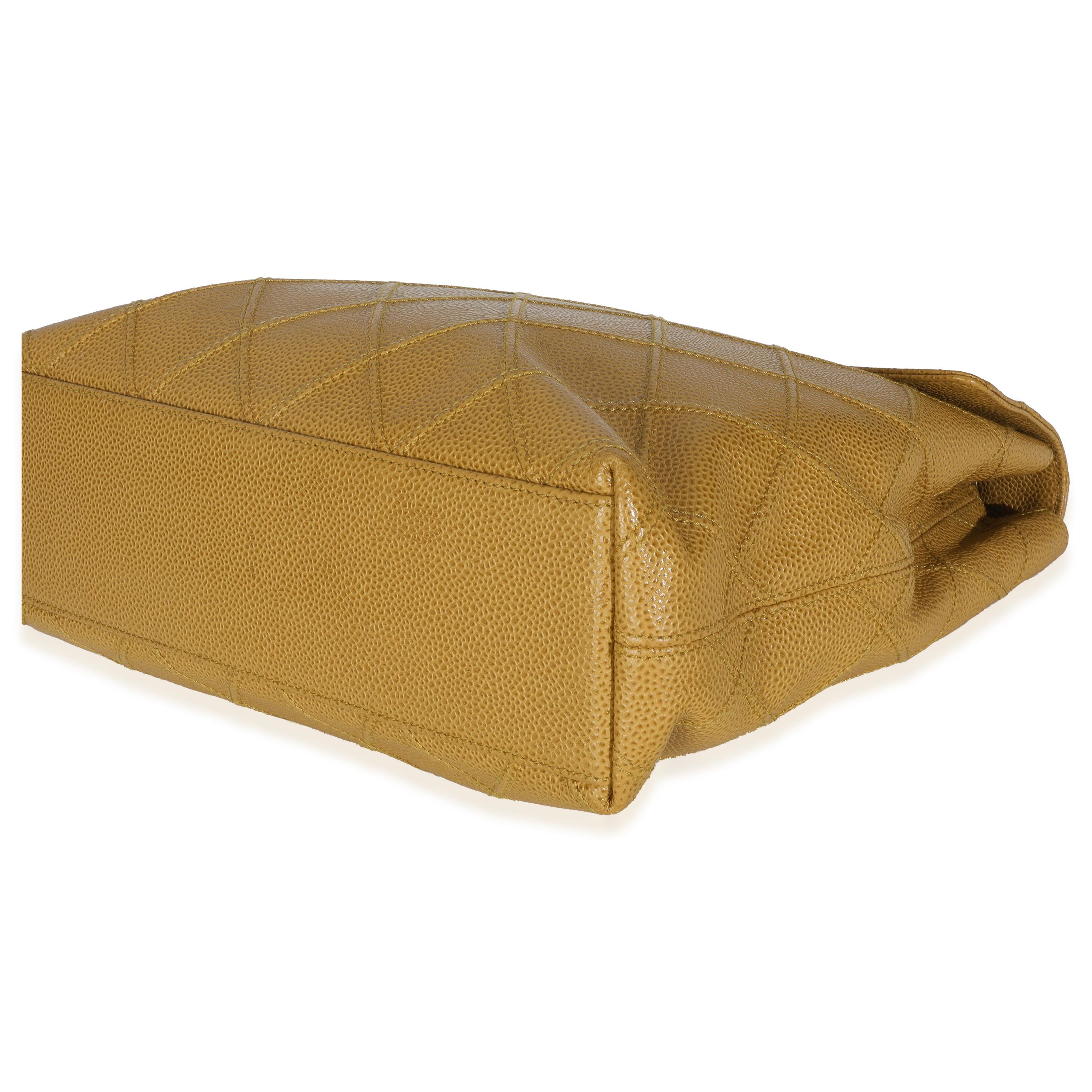 Chanel - Sac à bandoulière avec rabat et chaîne en caviar matelassé - Beige en vente 1