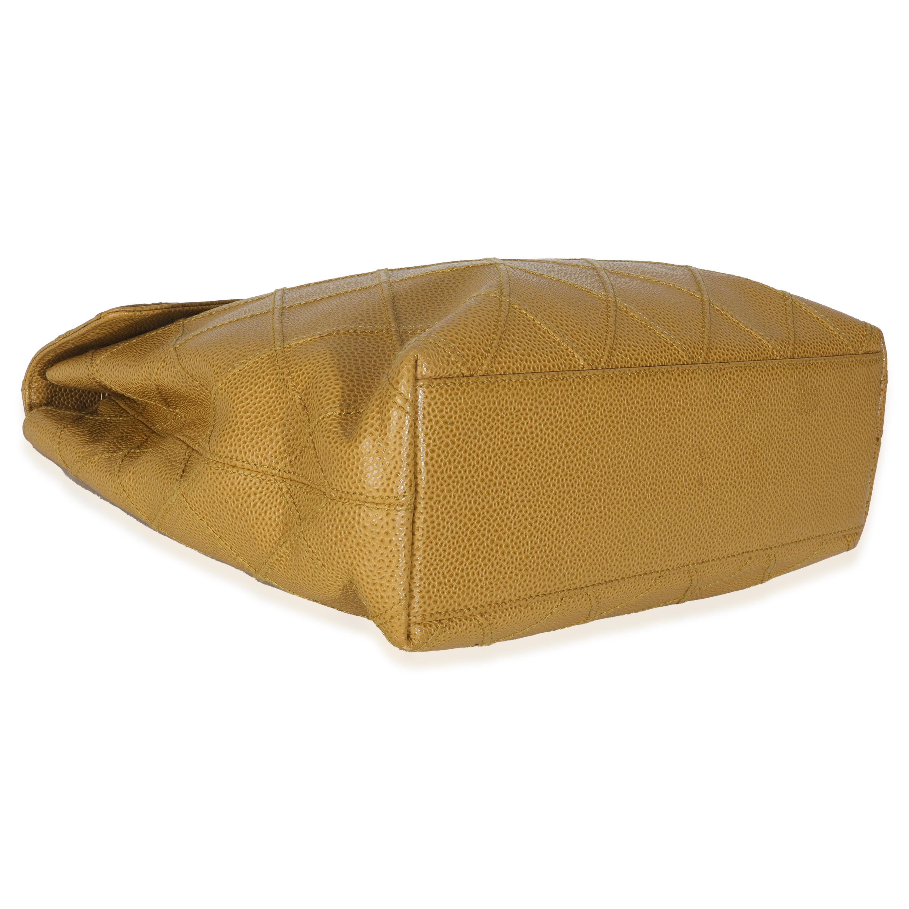 Chanel - Sac à bandoulière avec rabat et chaîne en caviar matelassé - Beige en vente 3