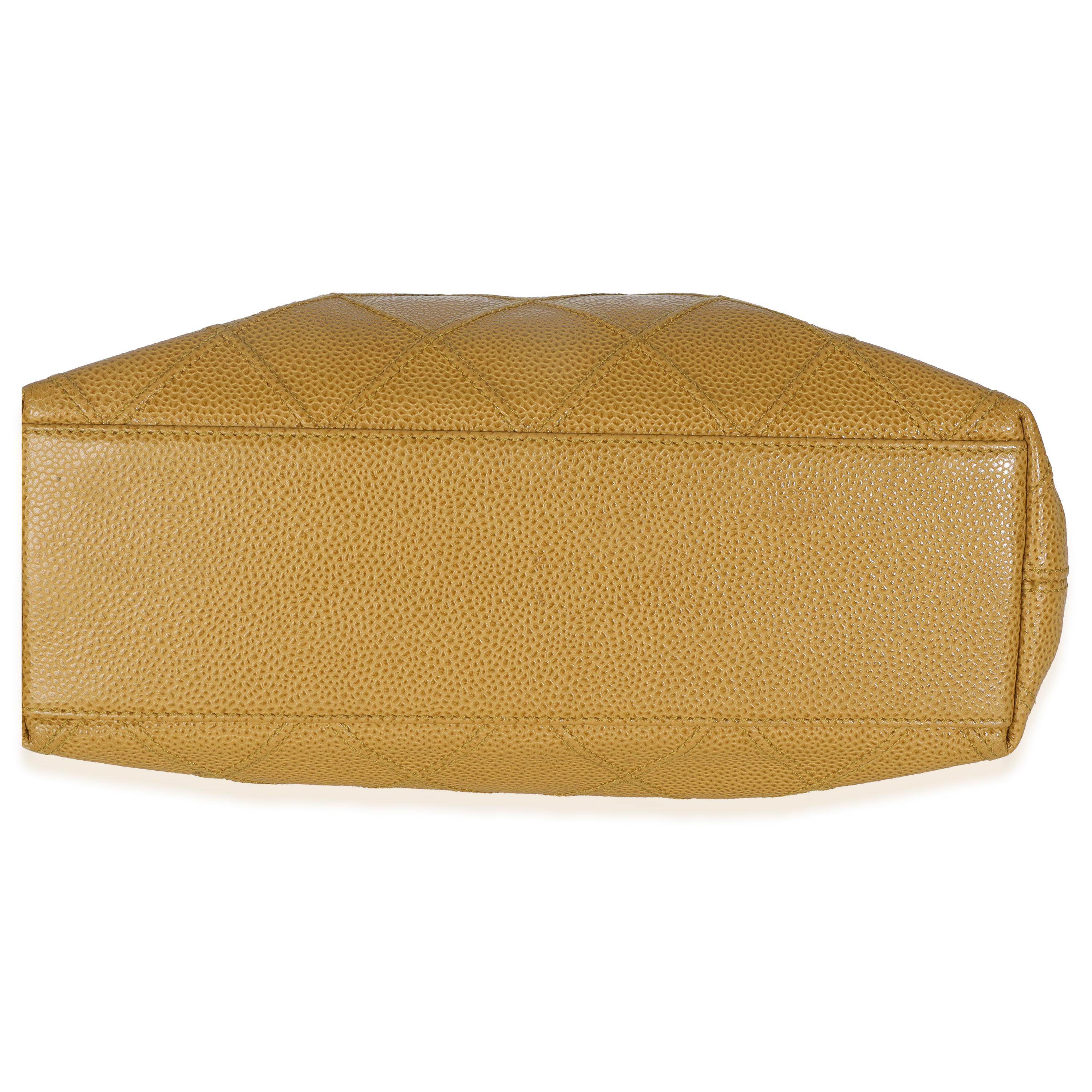 Chanel - Sac à bandoulière avec rabat et chaîne en caviar matelassé - Beige en vente 4