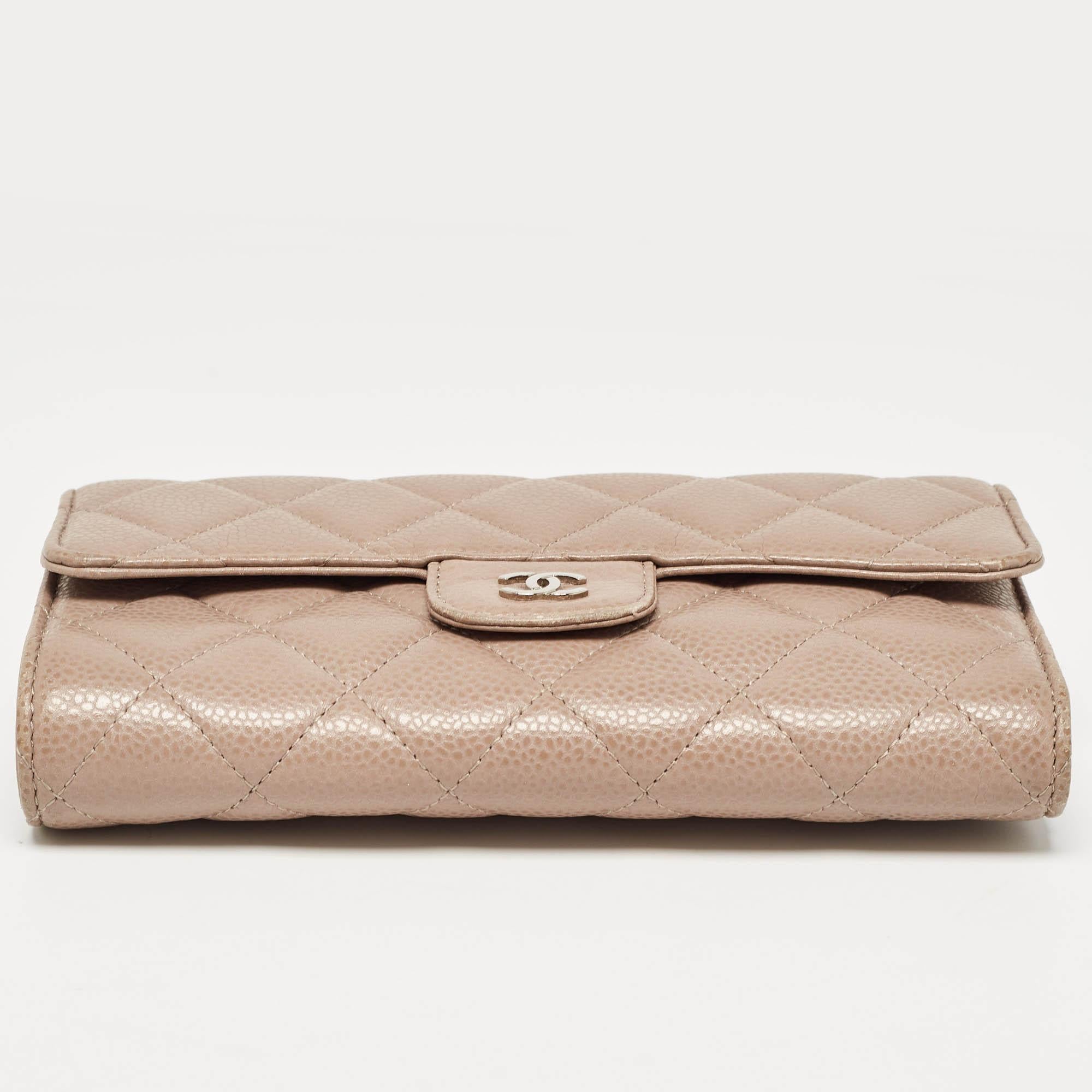 Women's Chanel Beige Quilted Caviar Leather CC Trifold Continental Wallet For Sale