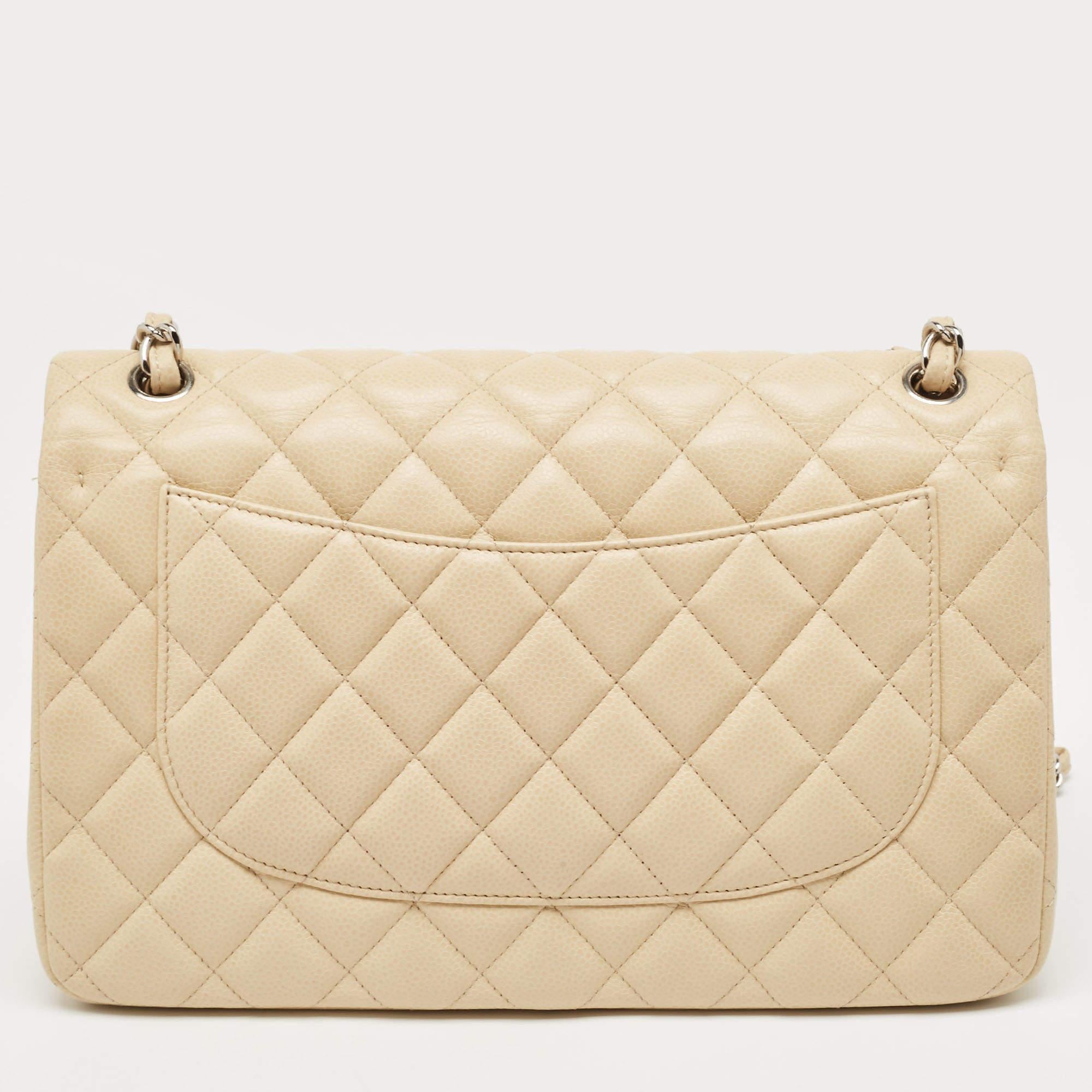 Die luxuriöse Tasche Classic Flap von Chanel ist ein Muss für eine gut sortierte Garderobe! Diese atemberaubende Tasche besteht aus meisterhaft verarbeitetem Leder mit silberfarbener Hardware und dem kultigen CC-Logo auf der Vorderseite. Die Classic