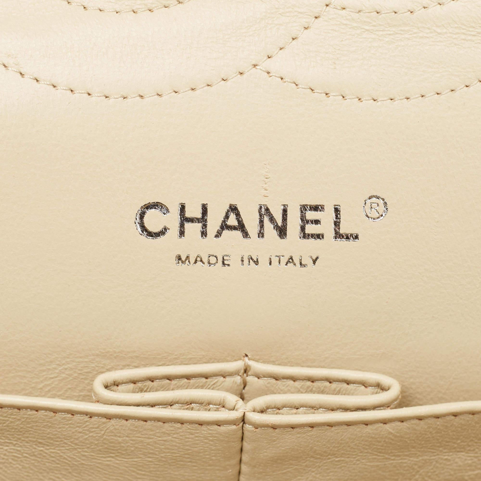 Chanel Beige gesteppte Kaviarfarbene Jumbo Classic Double Flap Tasche aus Leder im Angebot 5