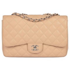 Chanel - Sac à rabat simple classique Jumbo en cuir texturé beige matelassé