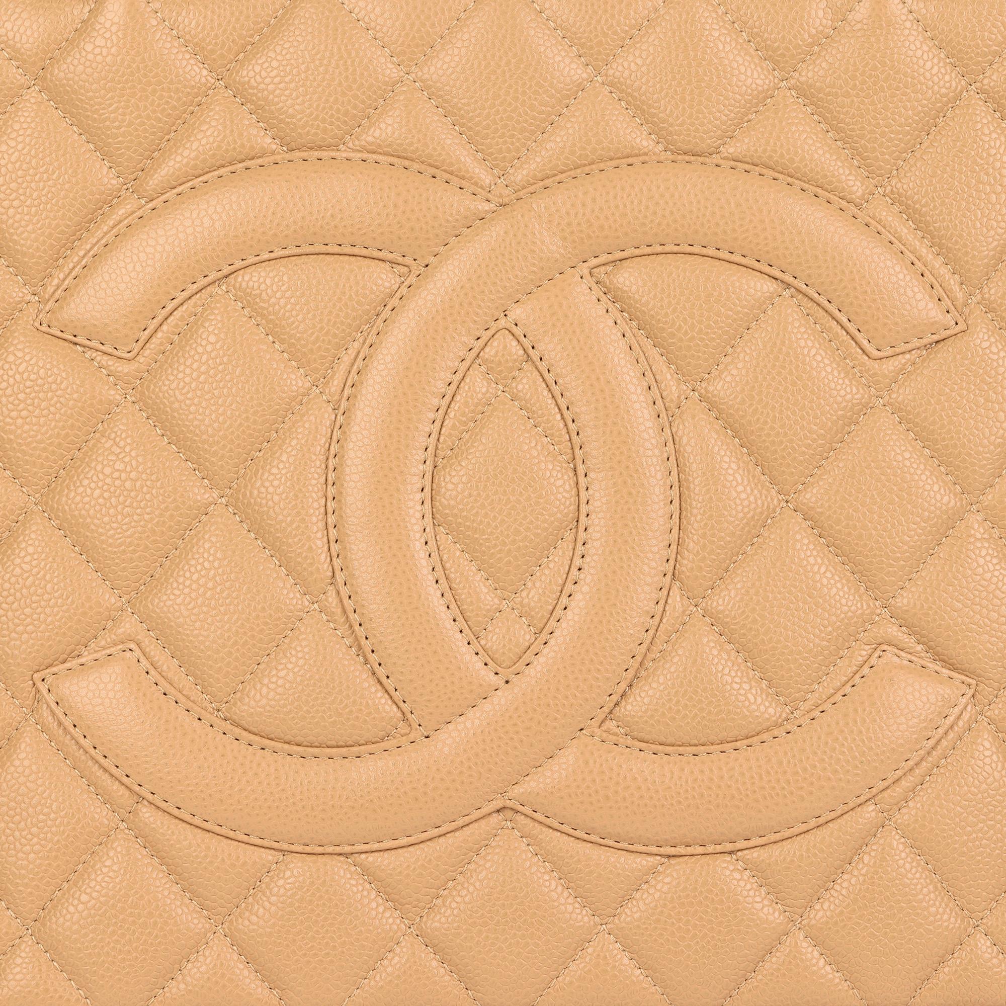 CHANEL
Beige Quilted Caviar Leather Medallion Tote

Xupes Reference: HB4074
Serial Number: 8307430
Age (Circa): 2004
Accompanied By: Authenticity Card, Care Booklet
Authenticity Details: Authenticity Card, Serial Sticker (Made in Italy)
Gender: