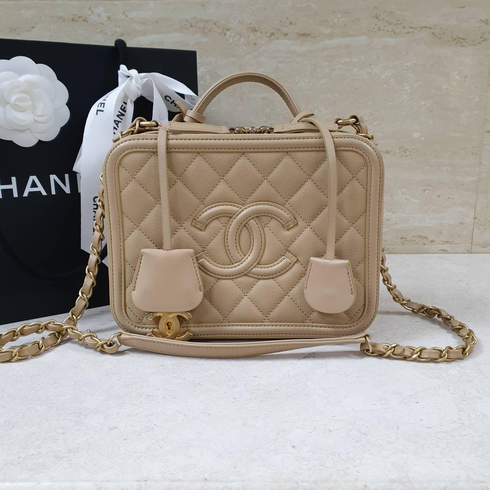 Chanel Beige Quilted Caviar Leather Medium CC Filigree Vanity Case Bag In Good Condition In Krakow, PL