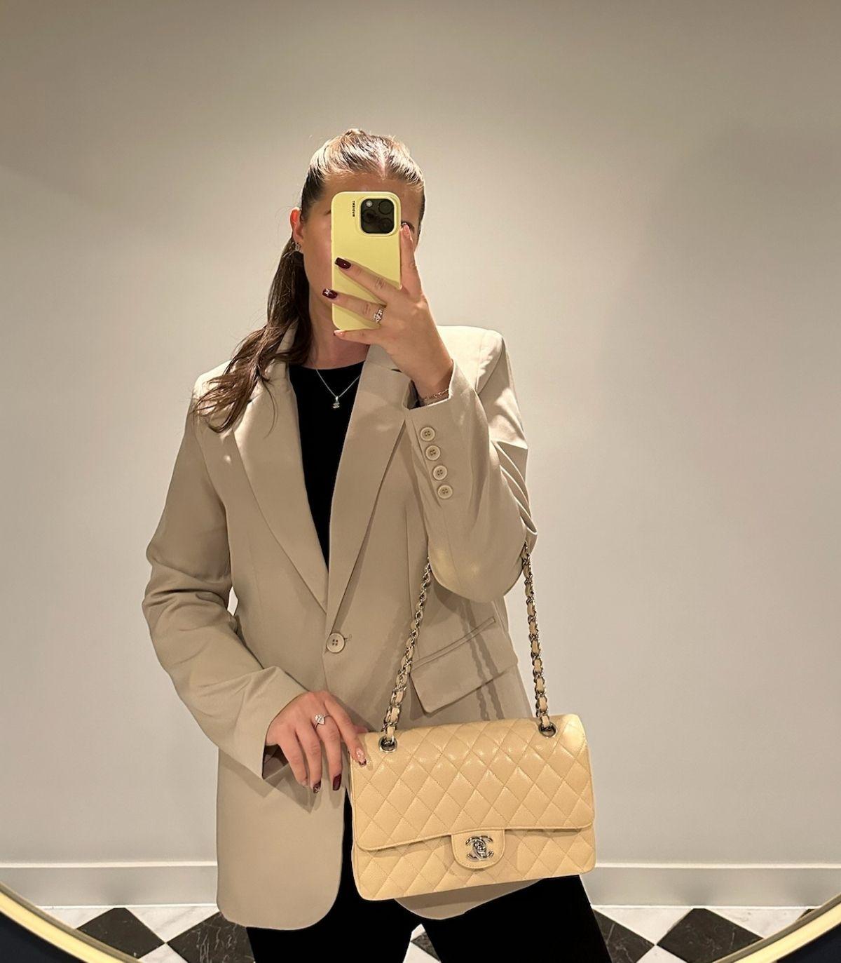 Chanel - Sac classique à double rabat en cuir beige caviar matelassé, taille moyenne

Détails du produit
Xupes Ref : CB1578
Marque : Chanel
Modèle : Sac classique moyen à double rabat
Type : Epaule
Numéro de série : 20525383
Âge : 2014
PRIX DE VENTE