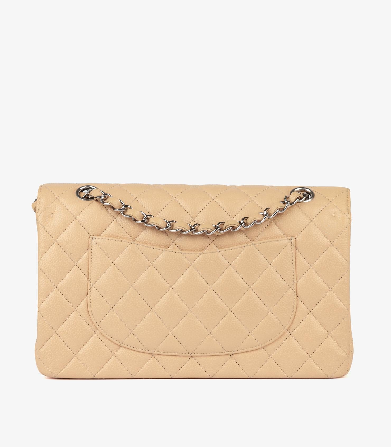 Chanel - Sac classique à double rabat en cuir beige caviar matelassé, taille moyenne Unisexe en vente