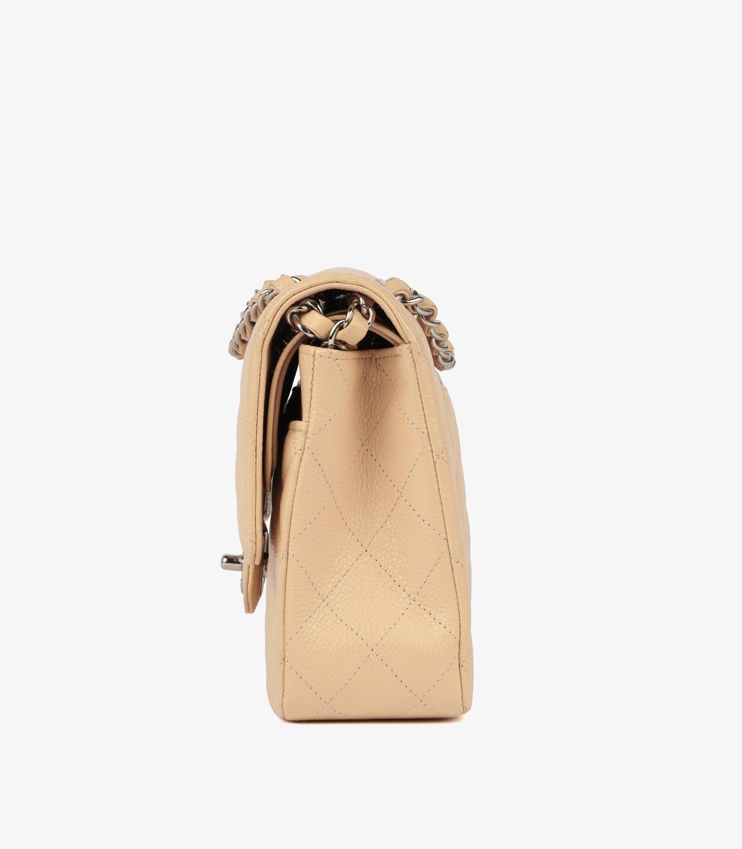 Chanel - Sac classique à double rabat en cuir beige caviar matelassé, taille moyenne en vente 1