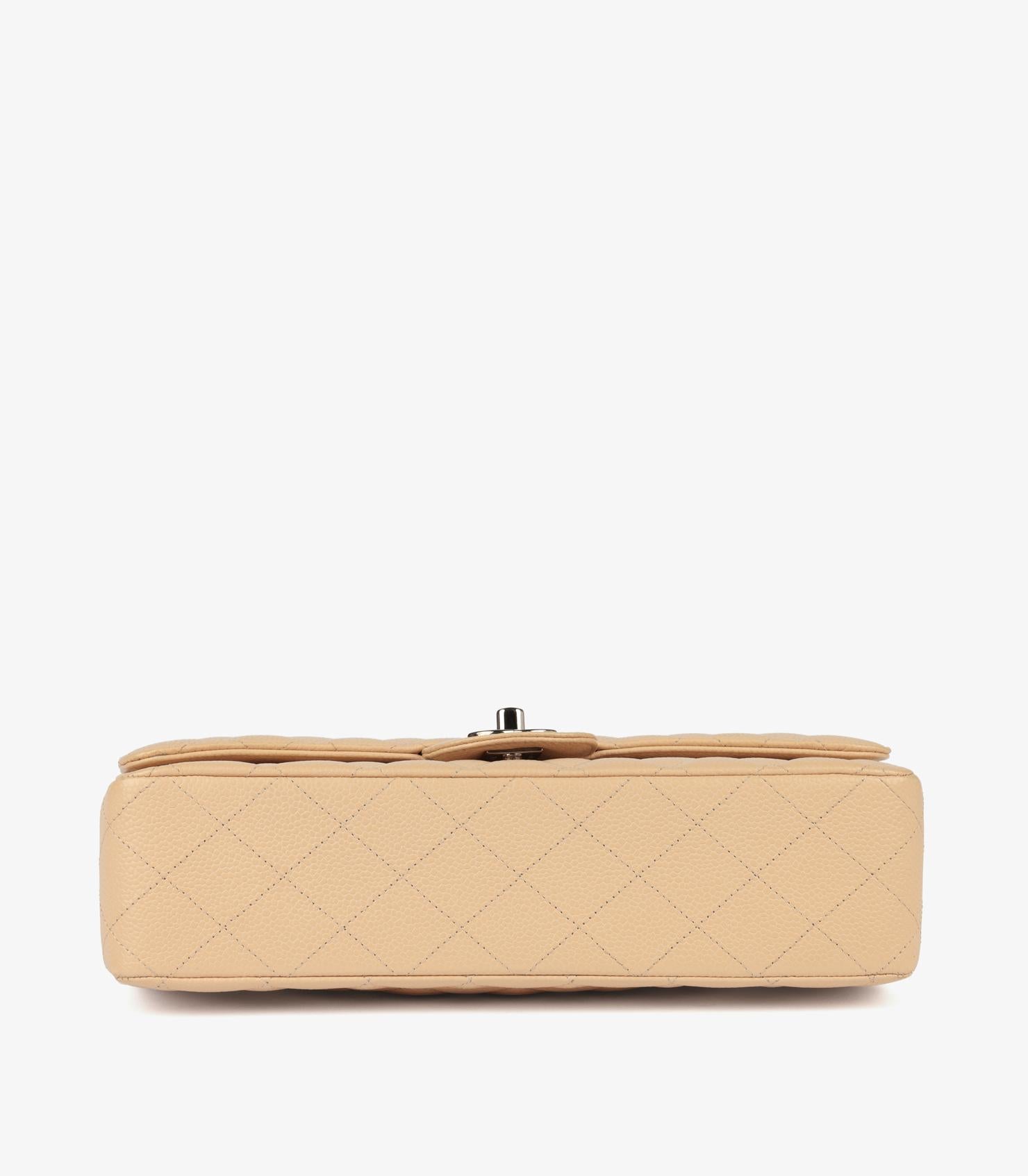 Chanel - Sac classique à double rabat en cuir beige caviar matelassé, taille moyenne en vente 2