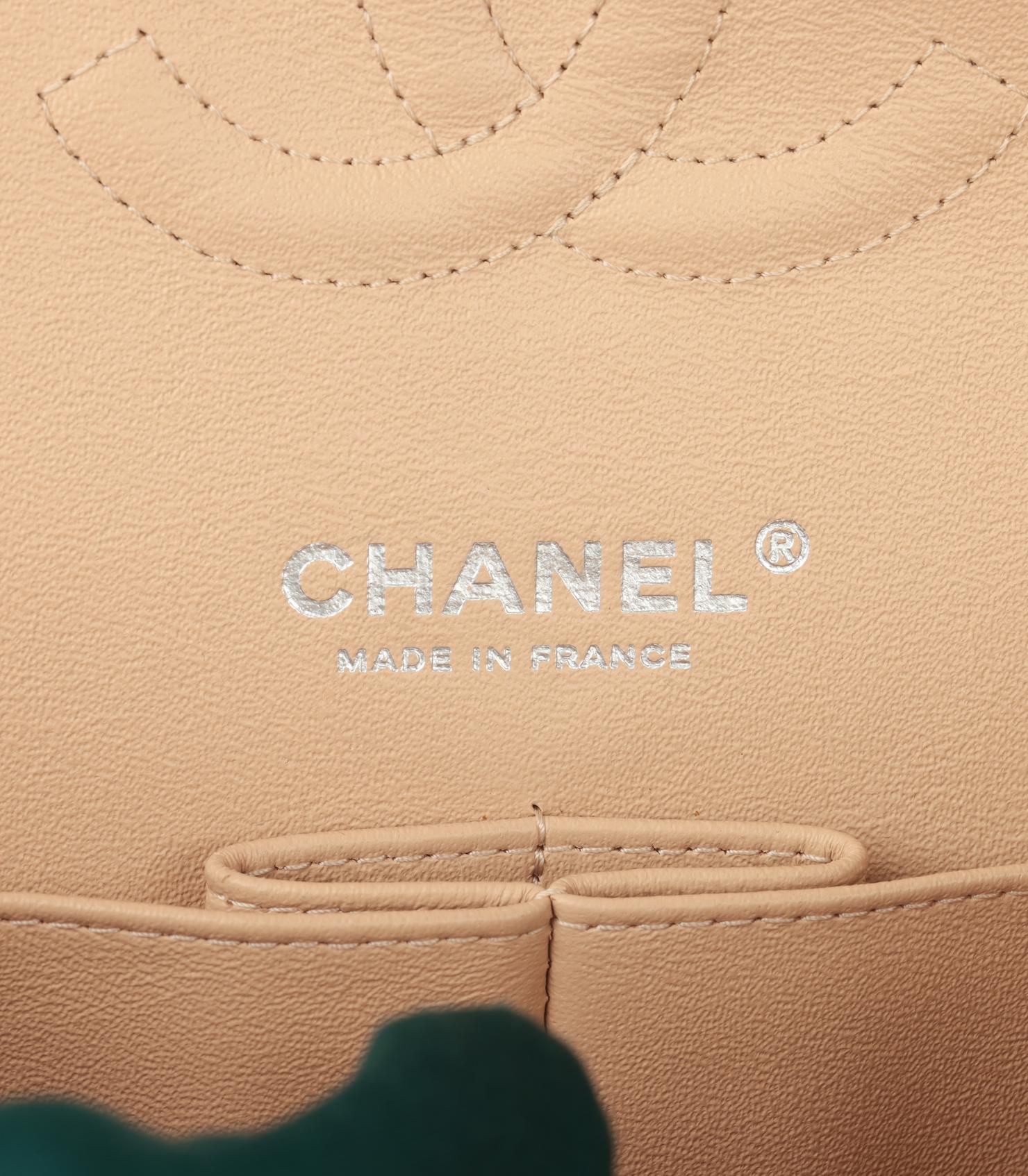 Chanel - Sac classique à double rabat en cuir beige caviar matelassé, taille moyenne en vente 3