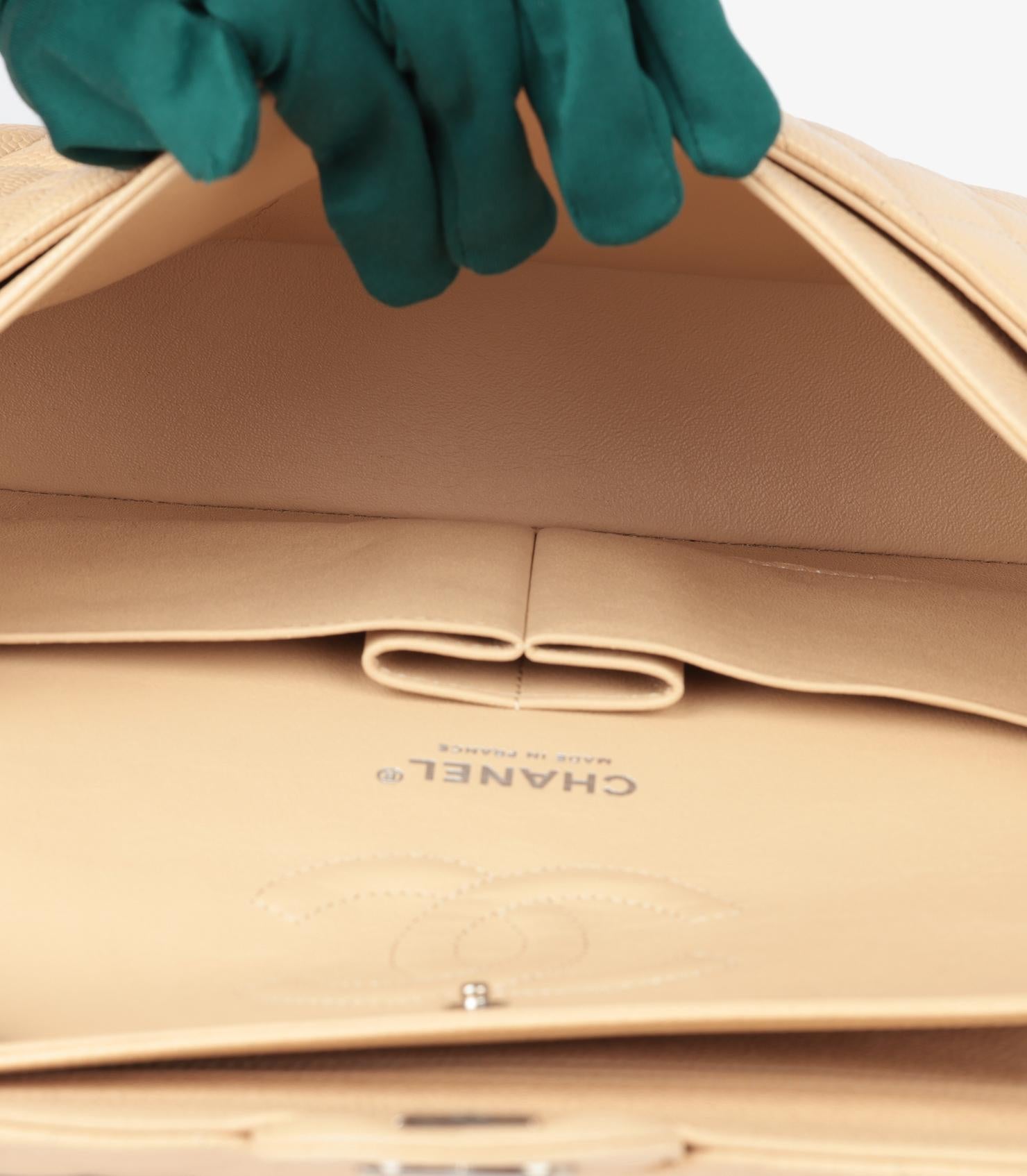 Chanel - Sac classique à double rabat en cuir beige caviar matelassé, taille moyenne en vente 4