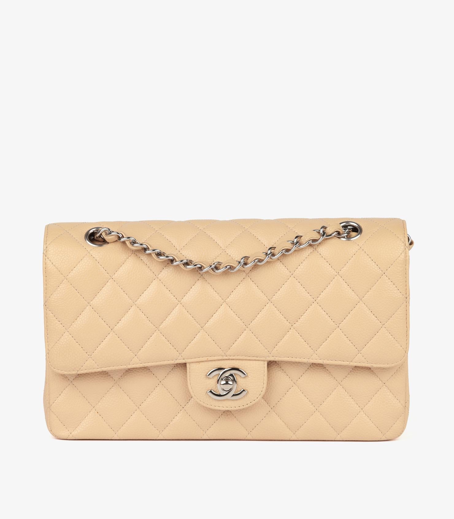 Chanel - Sac classique à double rabat en cuir beige caviar matelassé, taille moyenne en vente