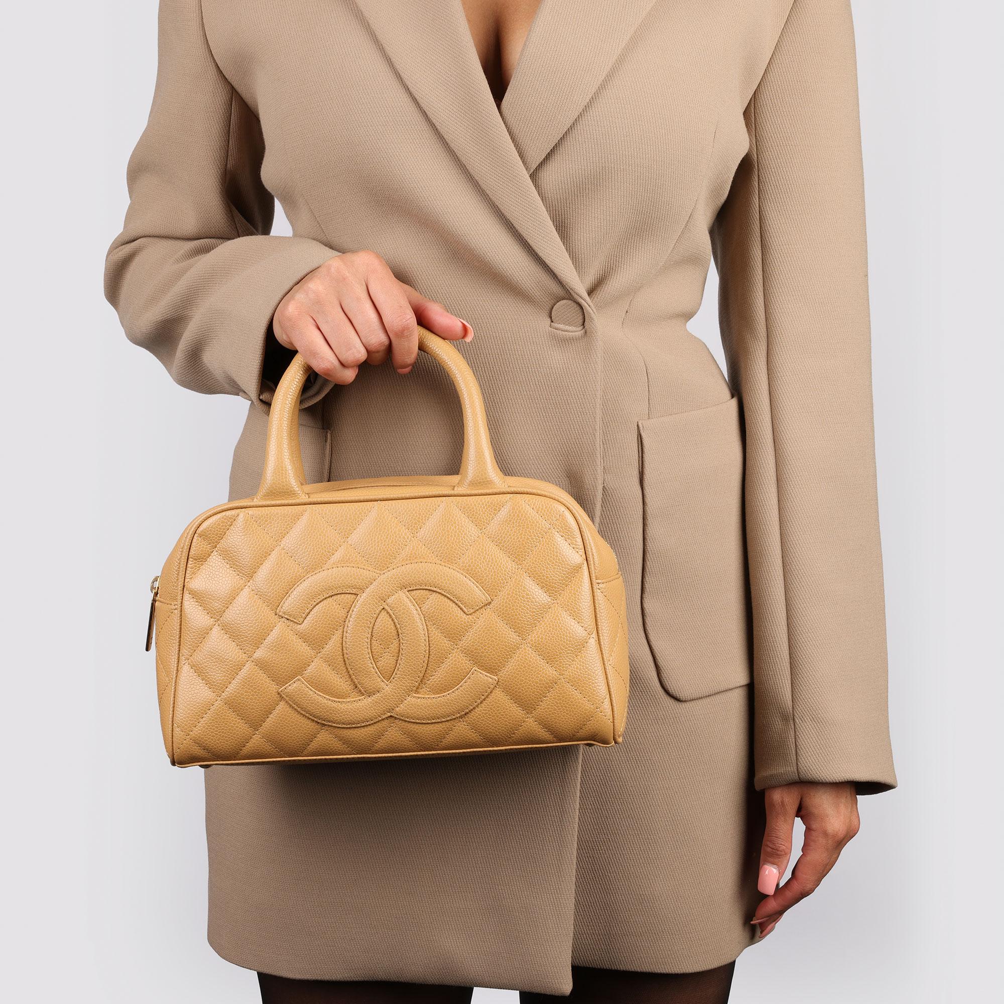 Chanel Mini Boston de Piel de Caviar Acolchada Beige 7