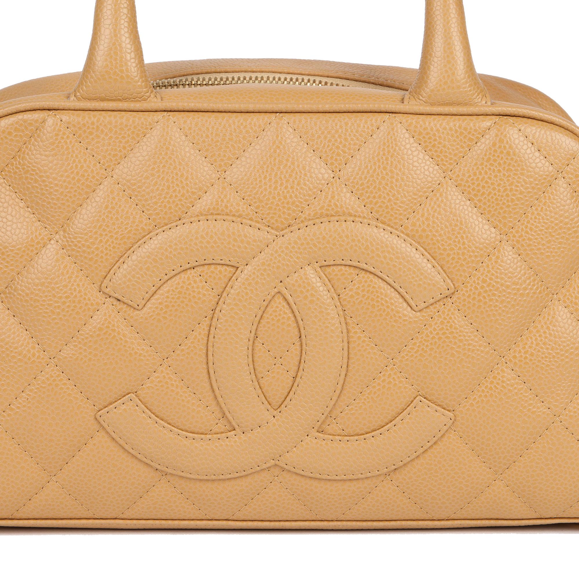 Chanel Mini Boston de Piel de Caviar Acolchada Beige 2