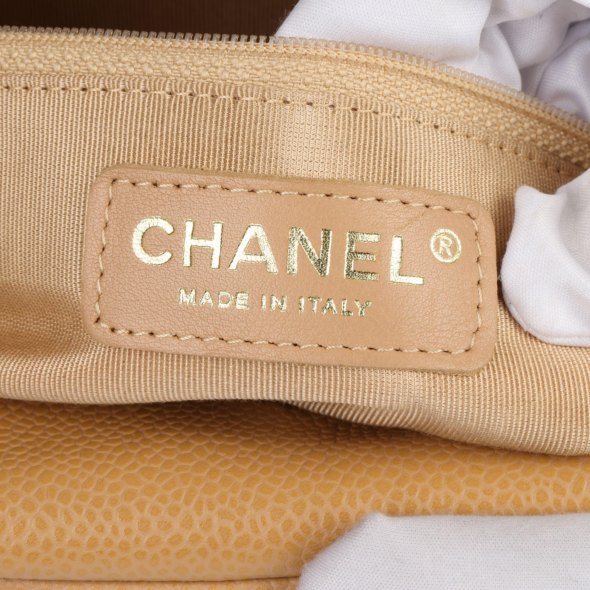 Chanel Mini Boston de Piel de Caviar Acolchada Beige 4
