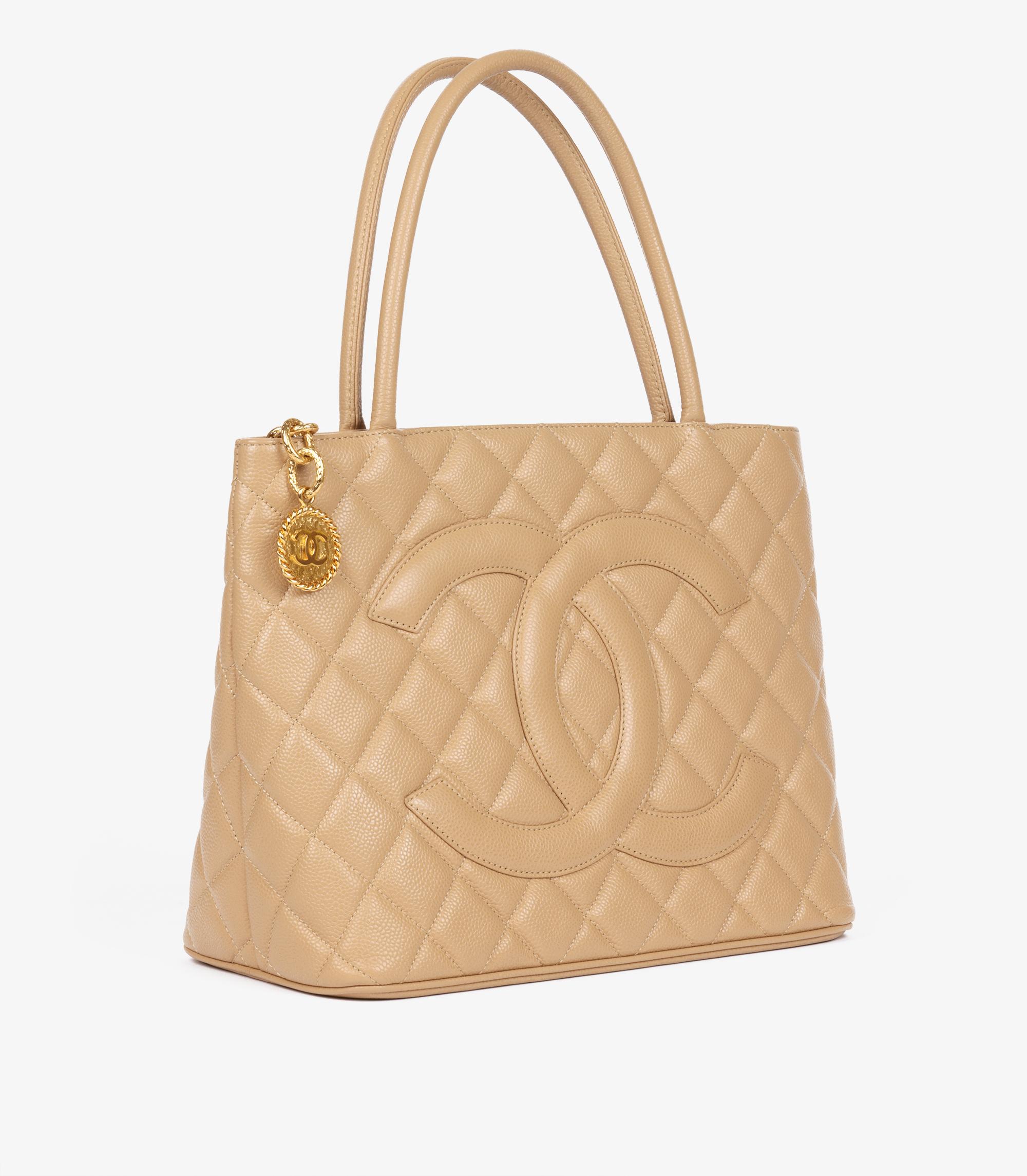 Chanel Beige Gesteppte Kaviar Leder Vintage Medaillon Tote

Details zum Produkt
Xupes Ref: HB5857
Marke: Chanel
Modell: Medaillon Tote
Typ: Tote, Schulter
Seriennummer: 7758173
Alter: 2003
Begleitet von: Chanel-Staubbeutel, Echtheitskarte
Farbe: