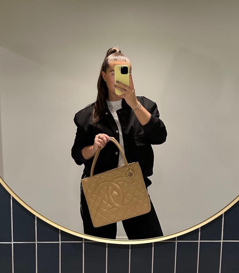 Chanel Beige Gesteppte Kaviar Leder Vintage Medaillon Tote

Details zum Produkt
Xupes Ref: HB5936
Marke: Chanel
Modell: Medaillon Tote
Typ: Tote, Schulter
Seriennummer: 7592477
Alter: 2003
Begleitet von: Chanel-Staubbeutel, Echtheitskarte
Farbe: