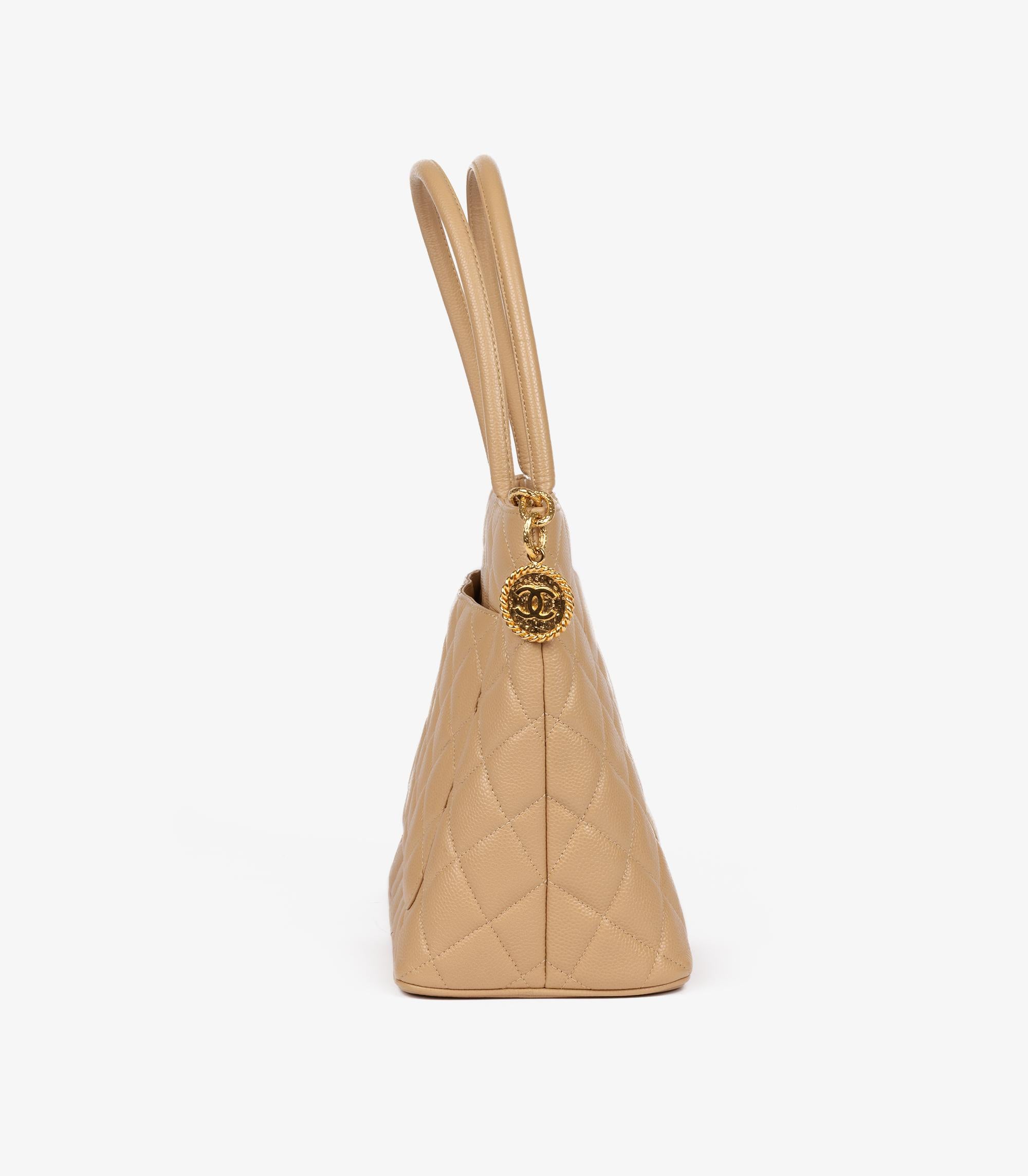 Chanel Beige Gesteppte Kaviar Leder Vintage Medaillon Tote im Zustand „Hervorragend“ im Angebot in Bishop's Stortford, Hertfordshire