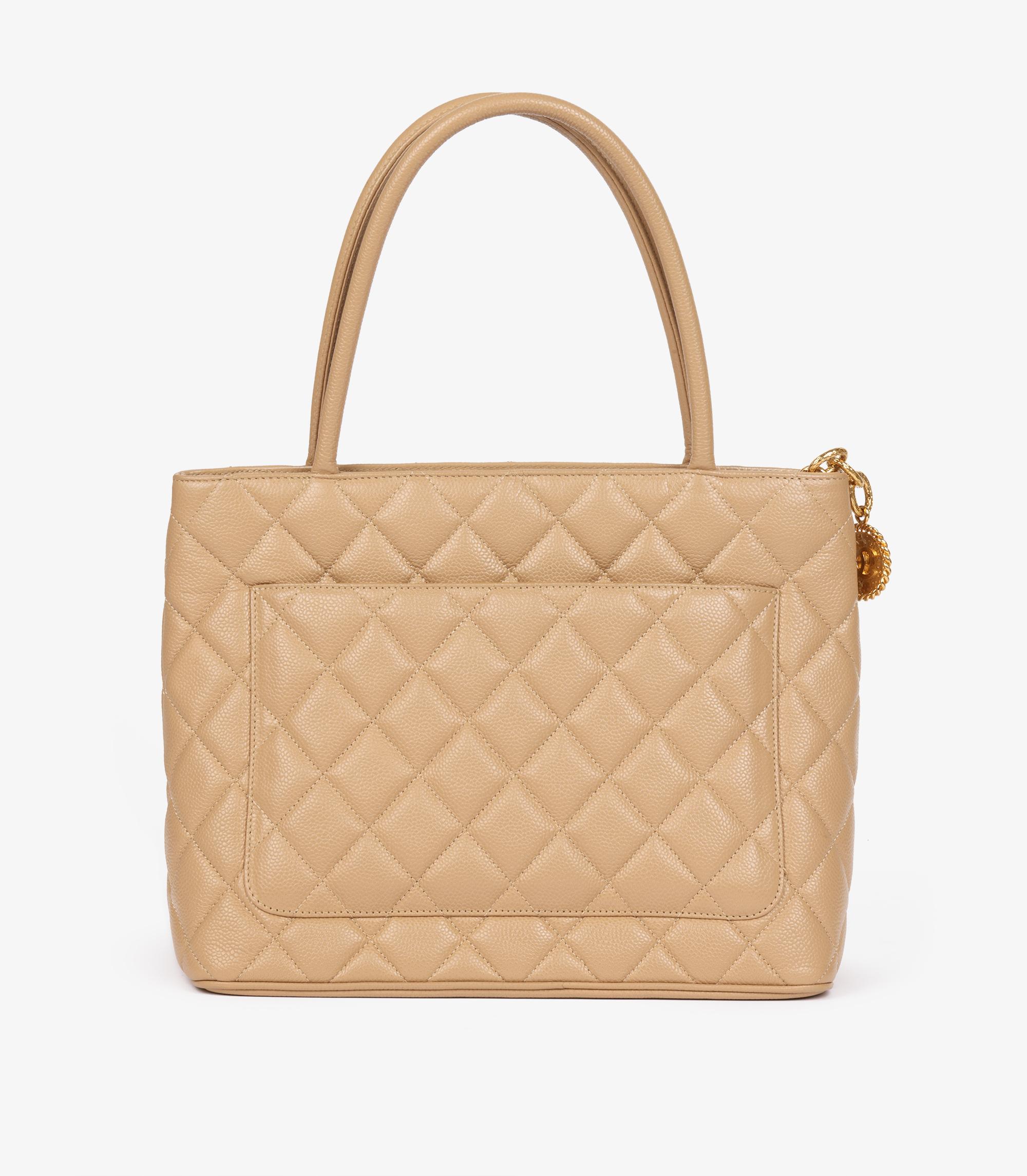 Chanel Beige Gesteppte Kaviar Leder Vintage Medaillon Tote für Damen oder Herren im Angebot