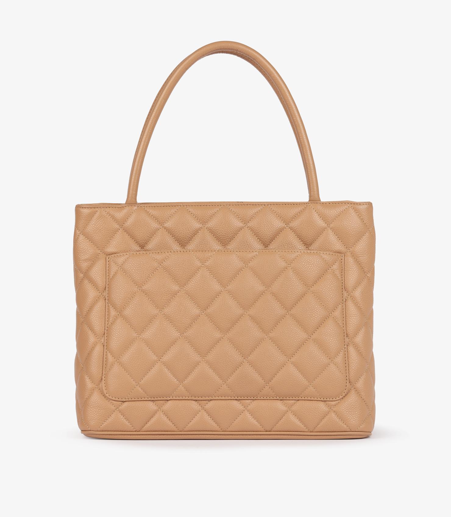 Chanel Beige Gesteppte Kaviar Leder Vintage Medaillon Tote Damen im Angebot