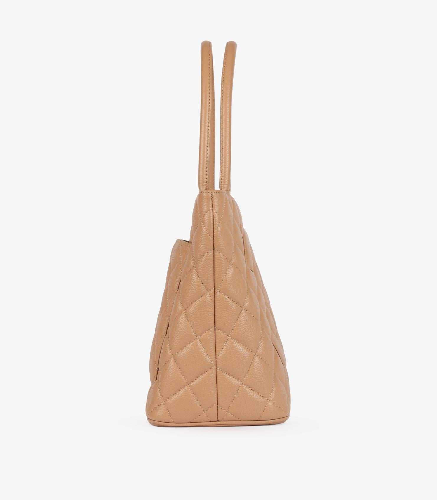 Chanel Beige Gesteppte Kaviar Leder Vintage Medaillon Tote im Angebot 1