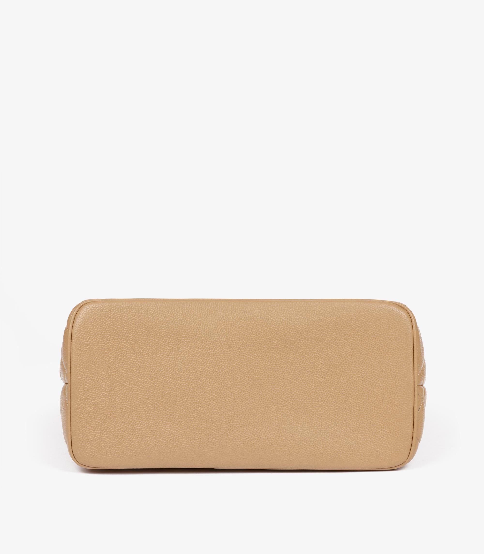 Chanel Beige Gesteppte Kaviar Leder Vintage Medaillon Tote im Angebot 2