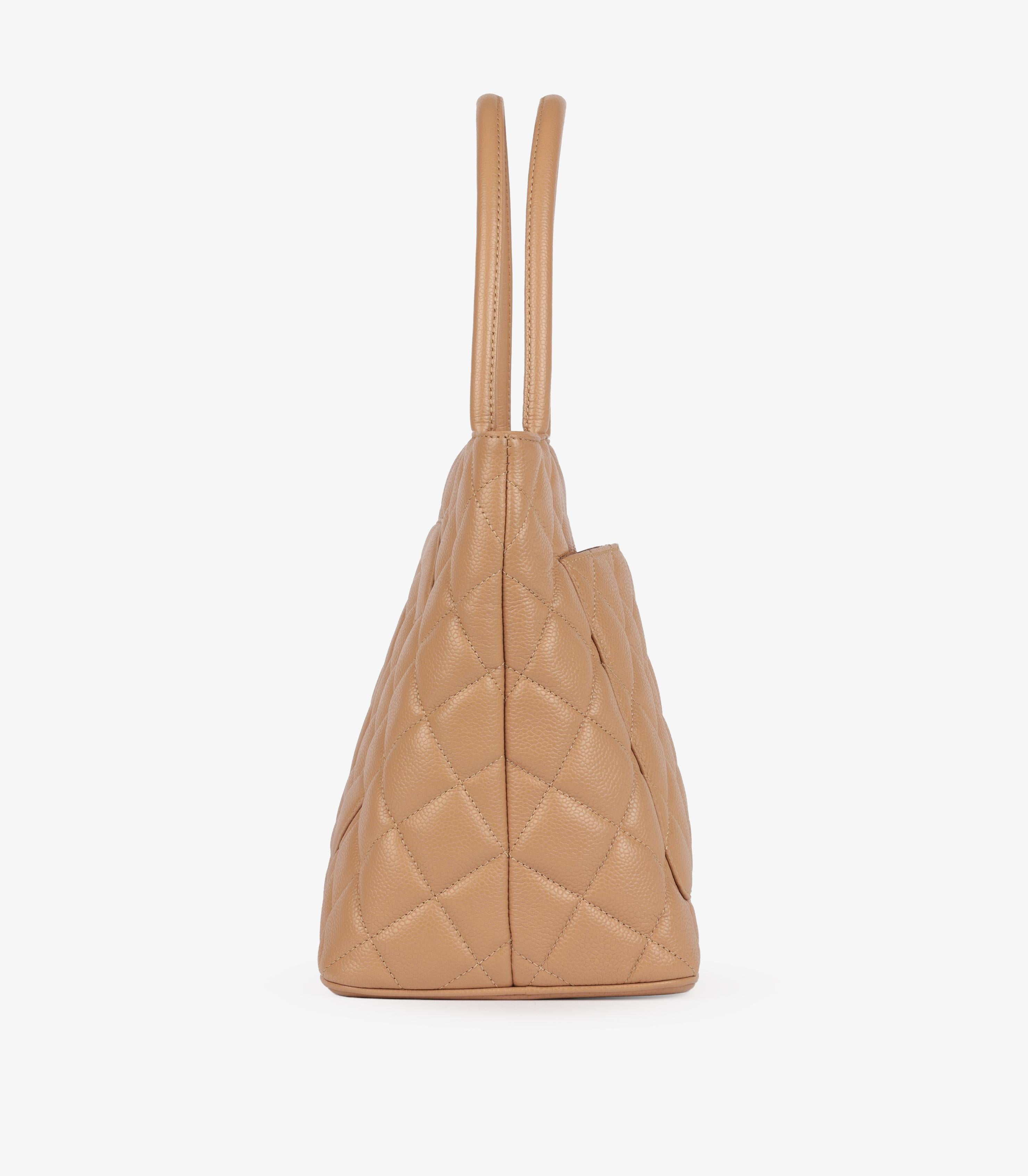 Chanel Beige Gesteppte Kaviar Leder Vintage Medaillon Tote im Angebot 2
