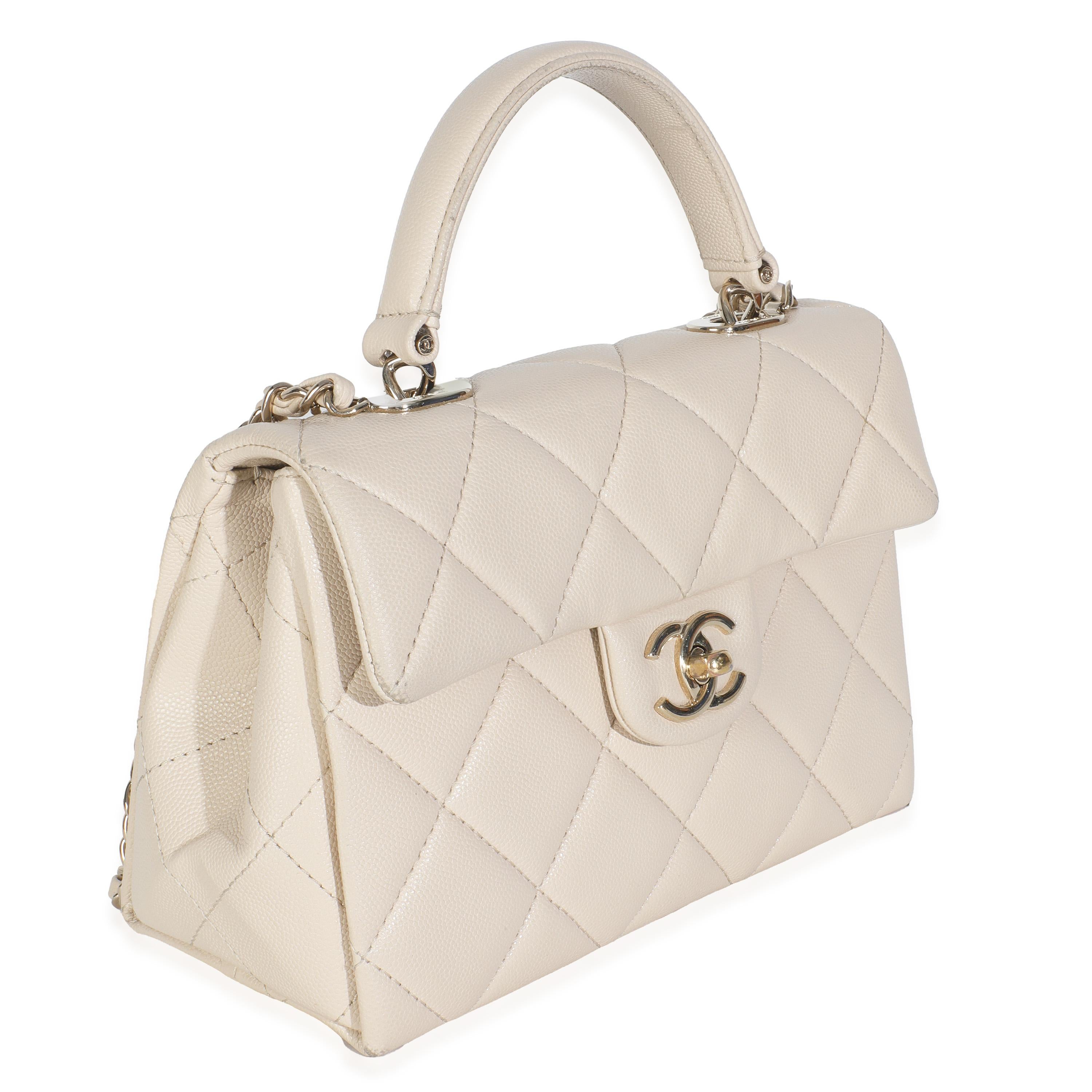 Titre de la liste : Chanel Beige Quilted Caviar Mini Retro Twist Top Handle Flap Bag
SKU : 148717
Condit : Usagé 
Description de l'état : Un classique intemporel qui ne se démode jamais, le sac à rabat de Chanel date de 1955 et a connu un certain