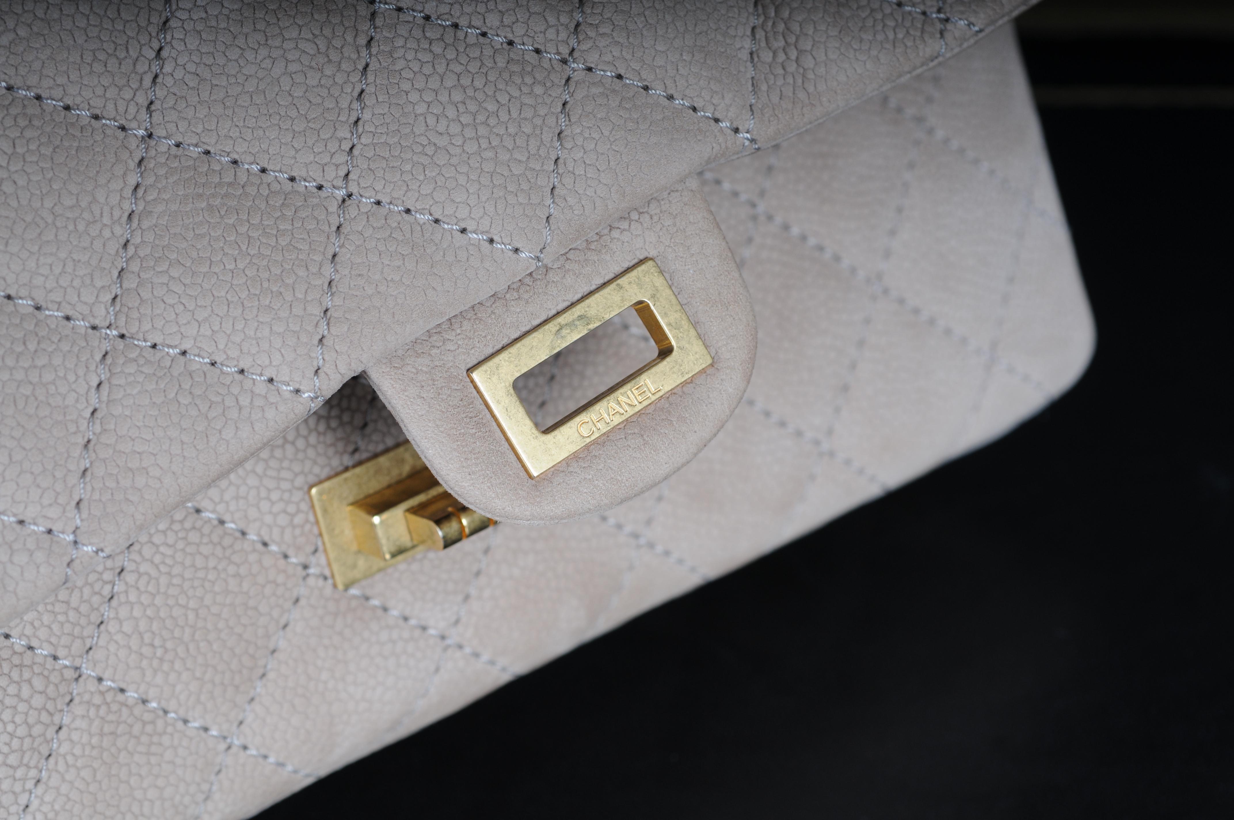 Chanel beige quilted caviar nubuck leather Reissue 2.55 Classic 226 Flap Bag For Sale 7