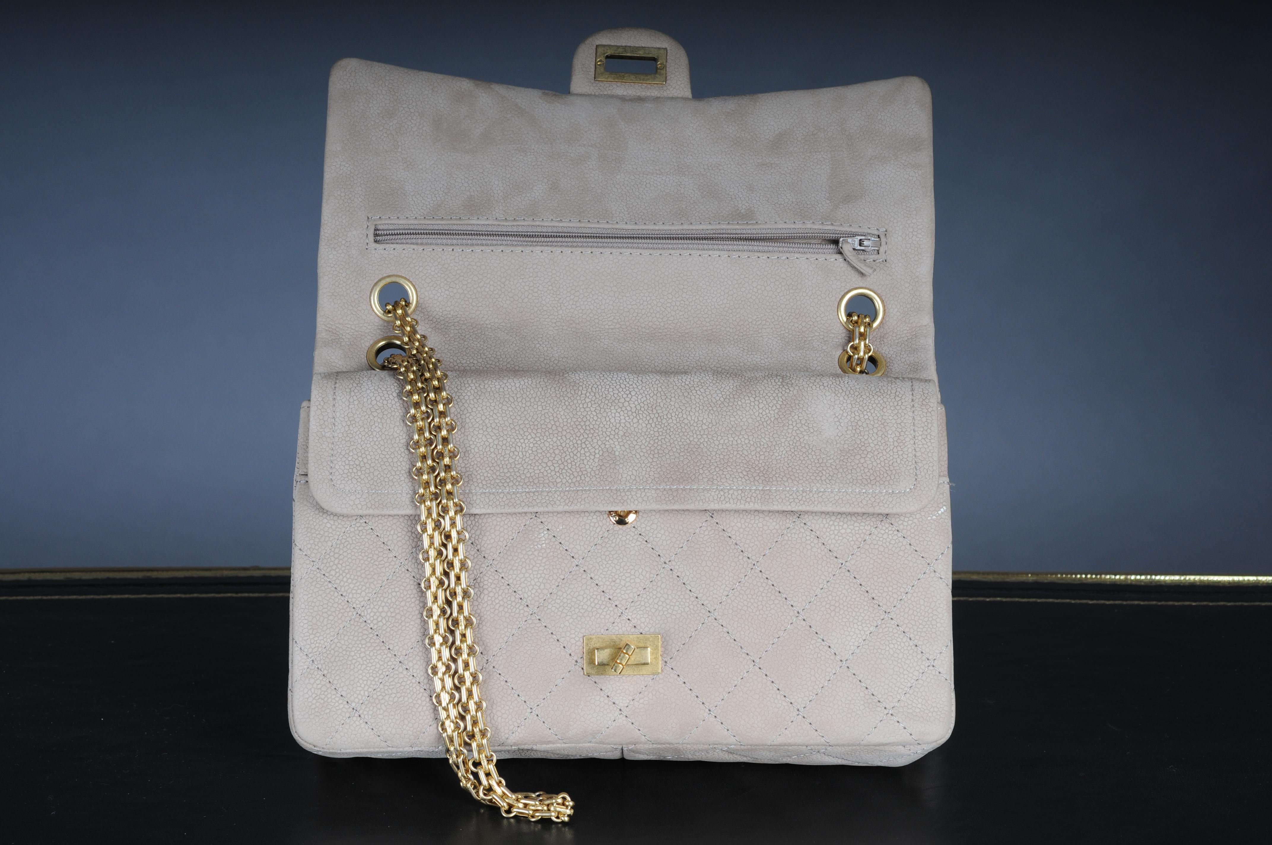 Chanel beige quilted caviar nubuck leather Reissue 2.55 Classic 226 Flap Bag For Sale 9