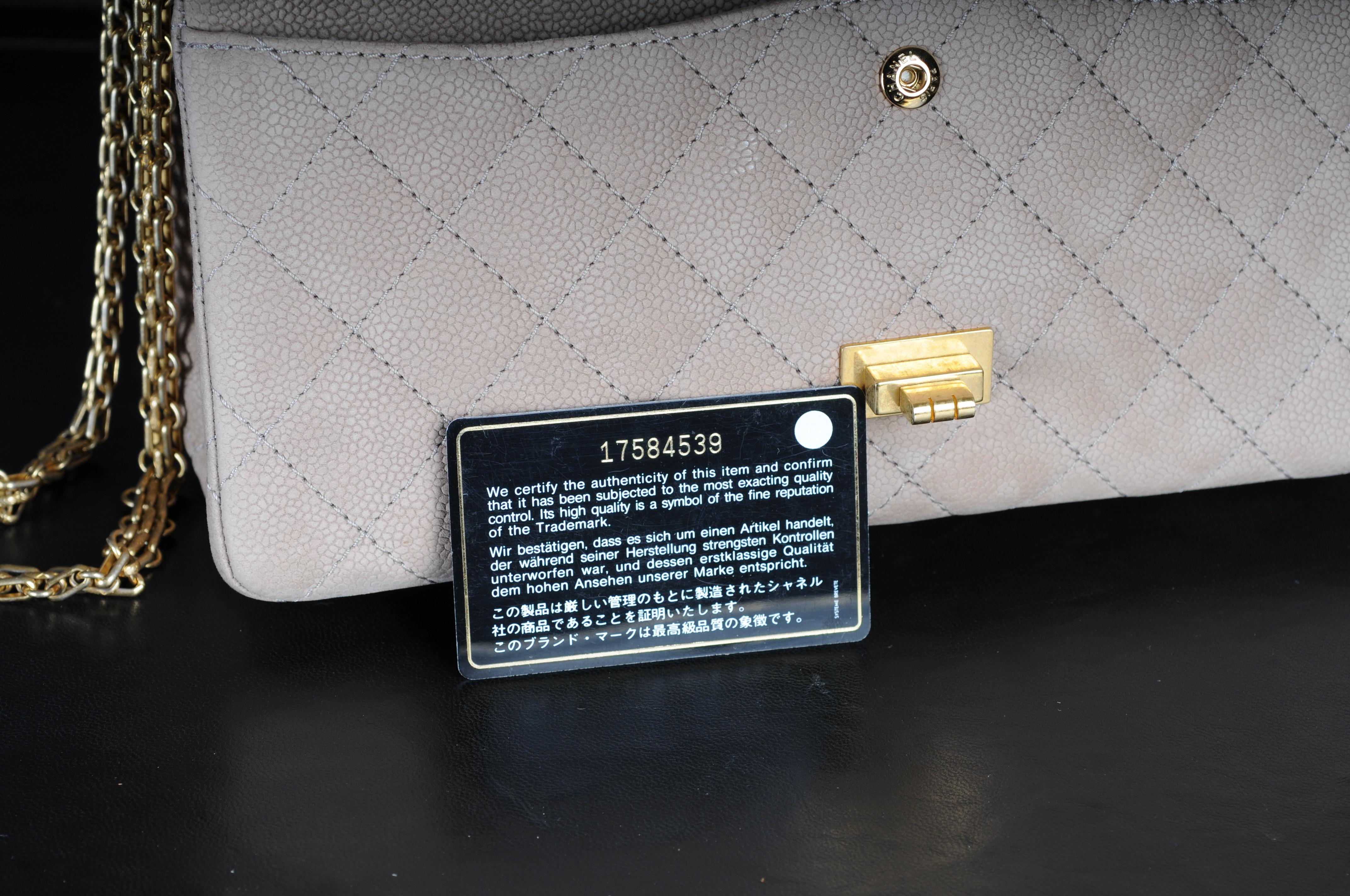 Bolso Chanel con solapa Reissue 2.55 Classic 226 de piel nobuk caviar acolchada beige en venta 11