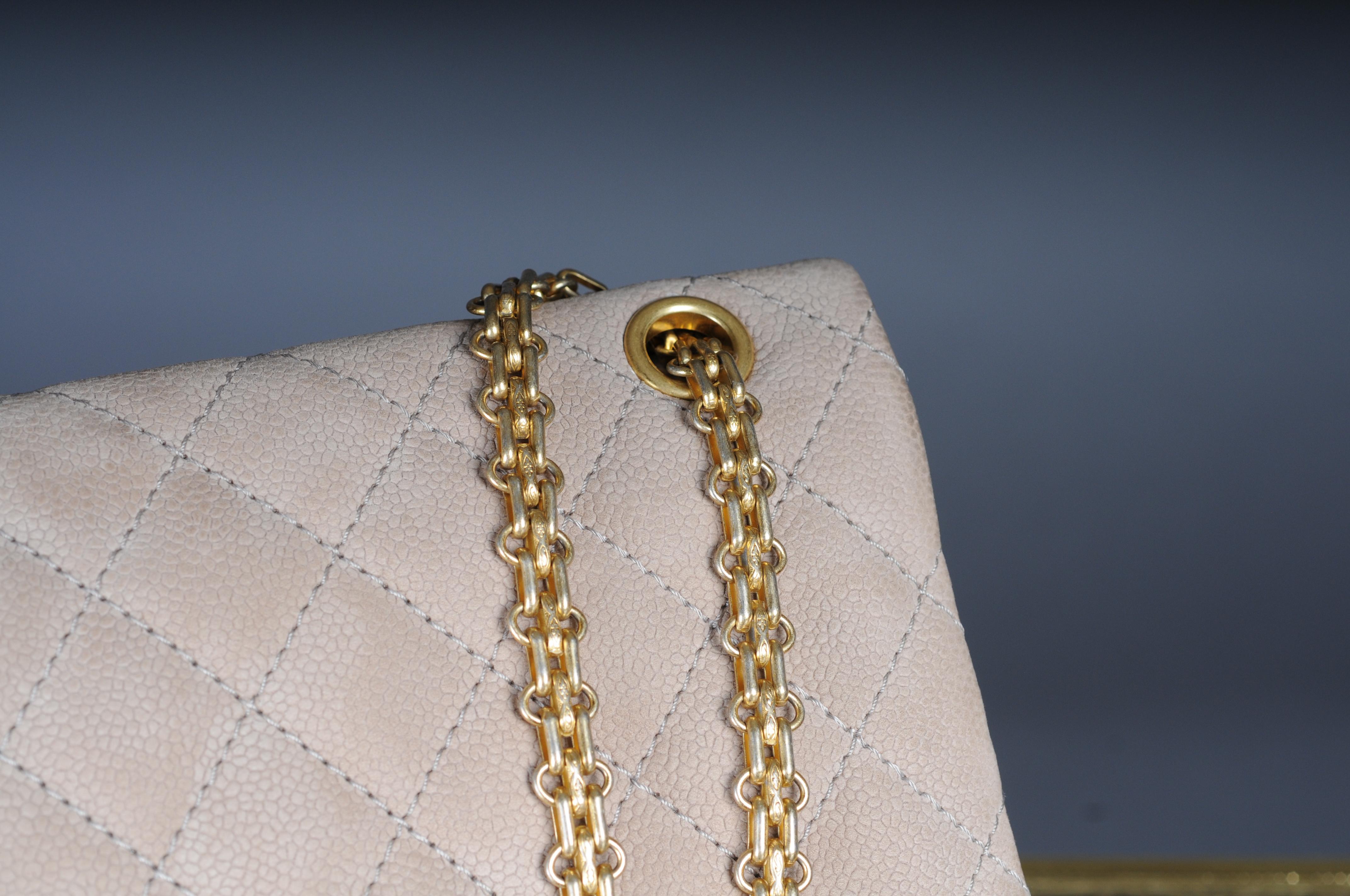Bringen Sie den unersetzlichen Stil von Chanel in Ihre Garderobe mit dieser Reissue 2.55 Classic 226 Flap Tasche. Die aus Kaviar-Nubukleder gefertigte Tasche hat eine charakteristische gesteppte Außenseite, das Mademoiselle-Schloss auf der