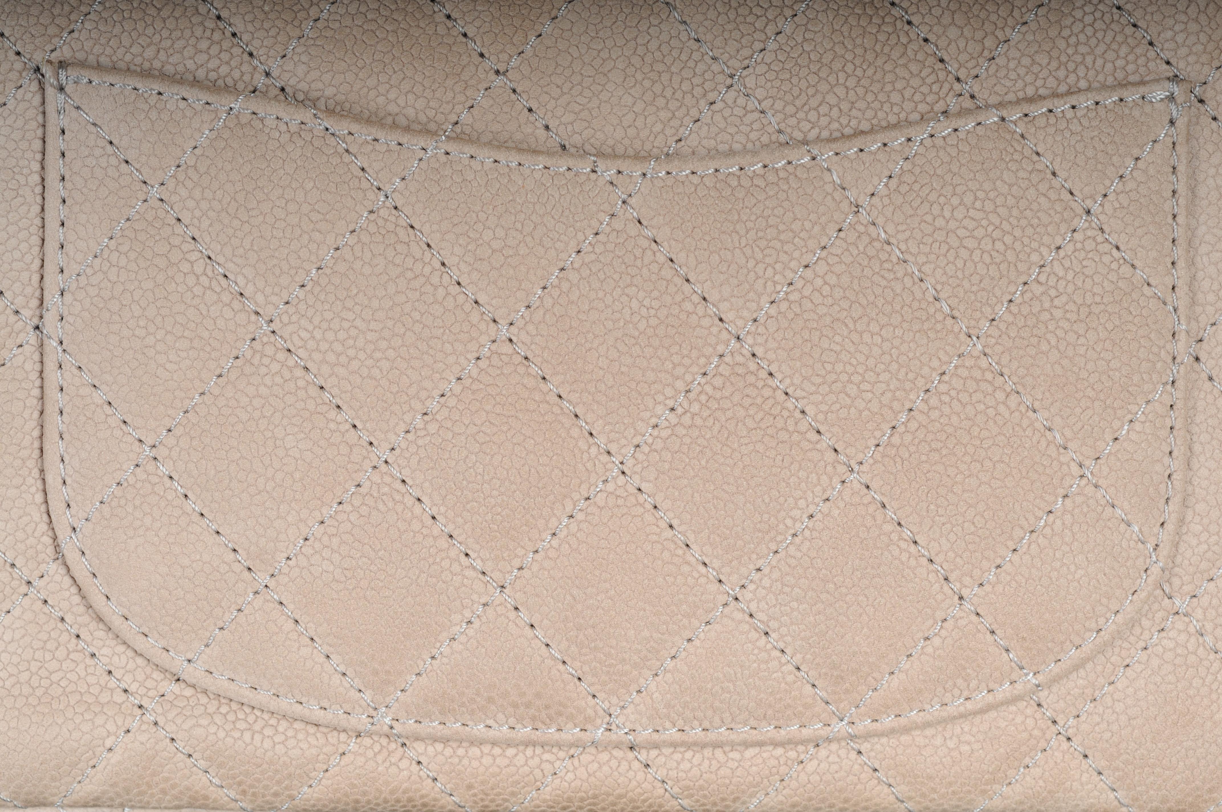 Chanel beige quilted caviar nubuck leather Reissue 2.55 Classic 226 Flap Bag For Sale 5