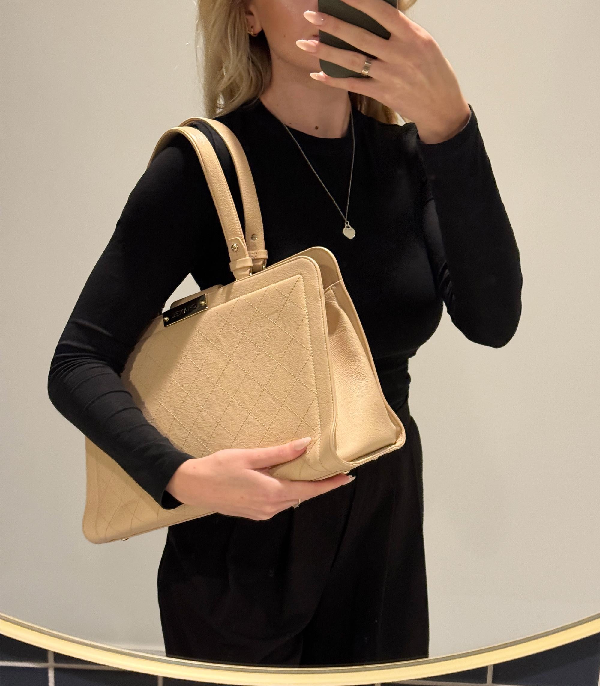 Chanel  Beige Quilted Grained Calfskin Leather Large Label Click Tote

Product Details
Xupes Ref: CB1516
Brand: Chanel 
Model: Large Label Click Tote
Type: Tote
Serial Number: 23751323
Age: 2017
Accompanied By: Chanel Dust Bag
Colour: Beige