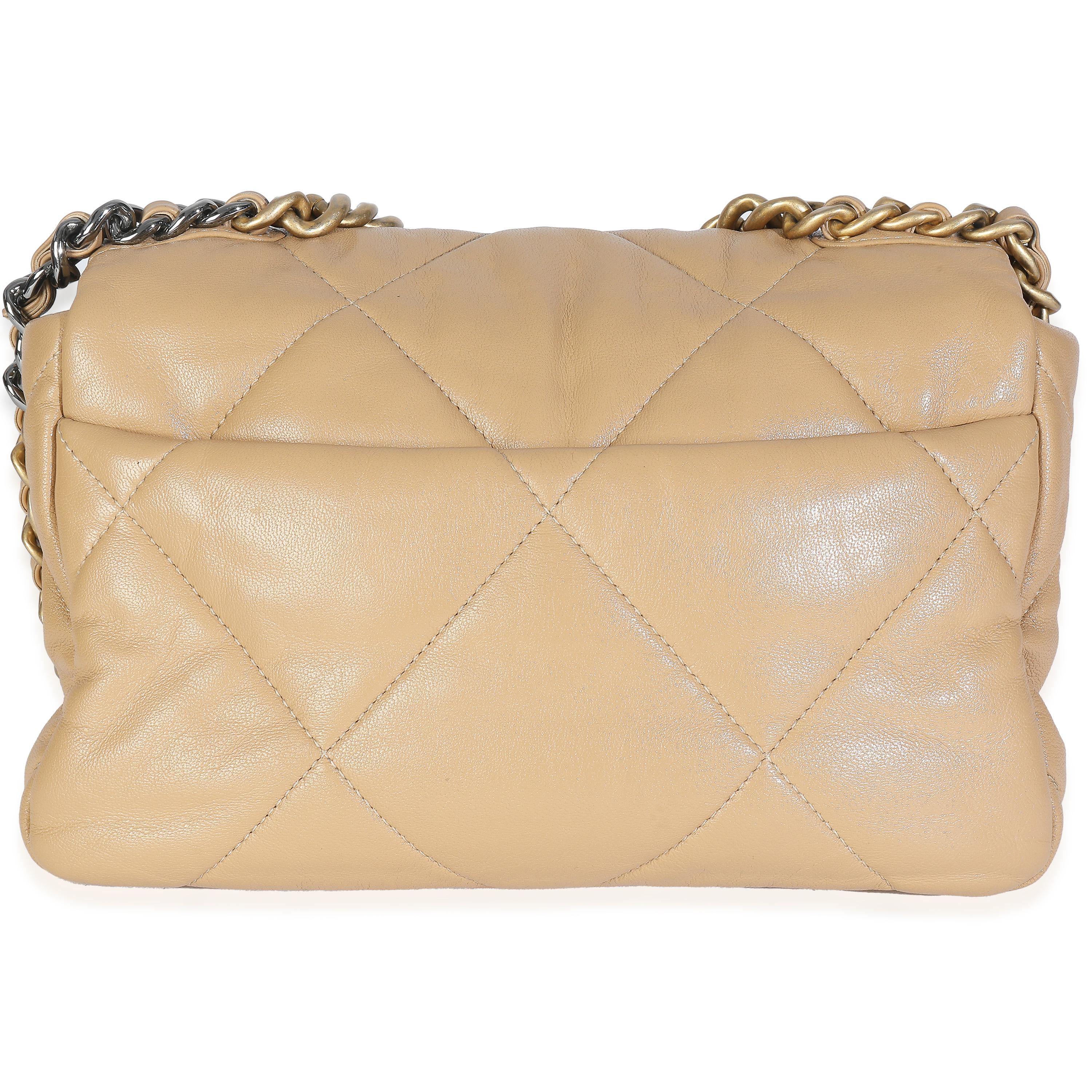 Auflistung Titel: Chanel Beige Gestepptes Lammfell Chanel 19 Klappentasche
SKU: 147892
MSRP: 6600.00 USD
Zustand: Gebraucht 
Beschreibung des Zustands: Die Überschlagtasche von Chanel ist ein zeitloser Klassiker, der nie aus der Mode kommt. Sie