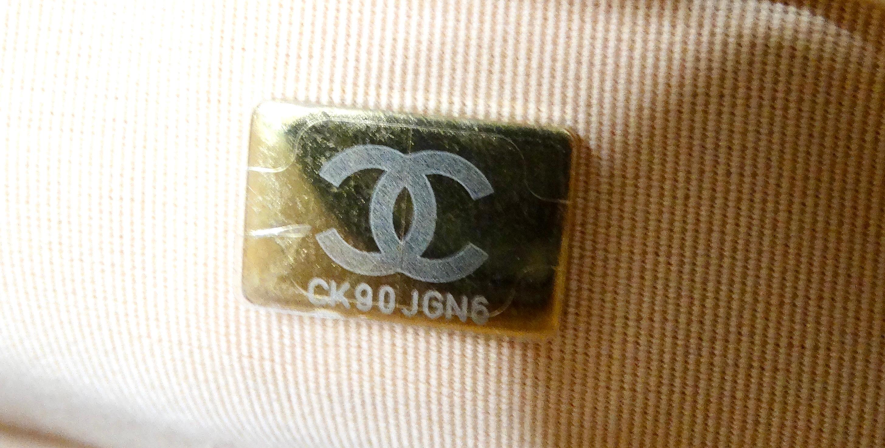 Chanel Bolso con solapa de cadena CC acolchado de piel de cordero beige 2024 en venta 10