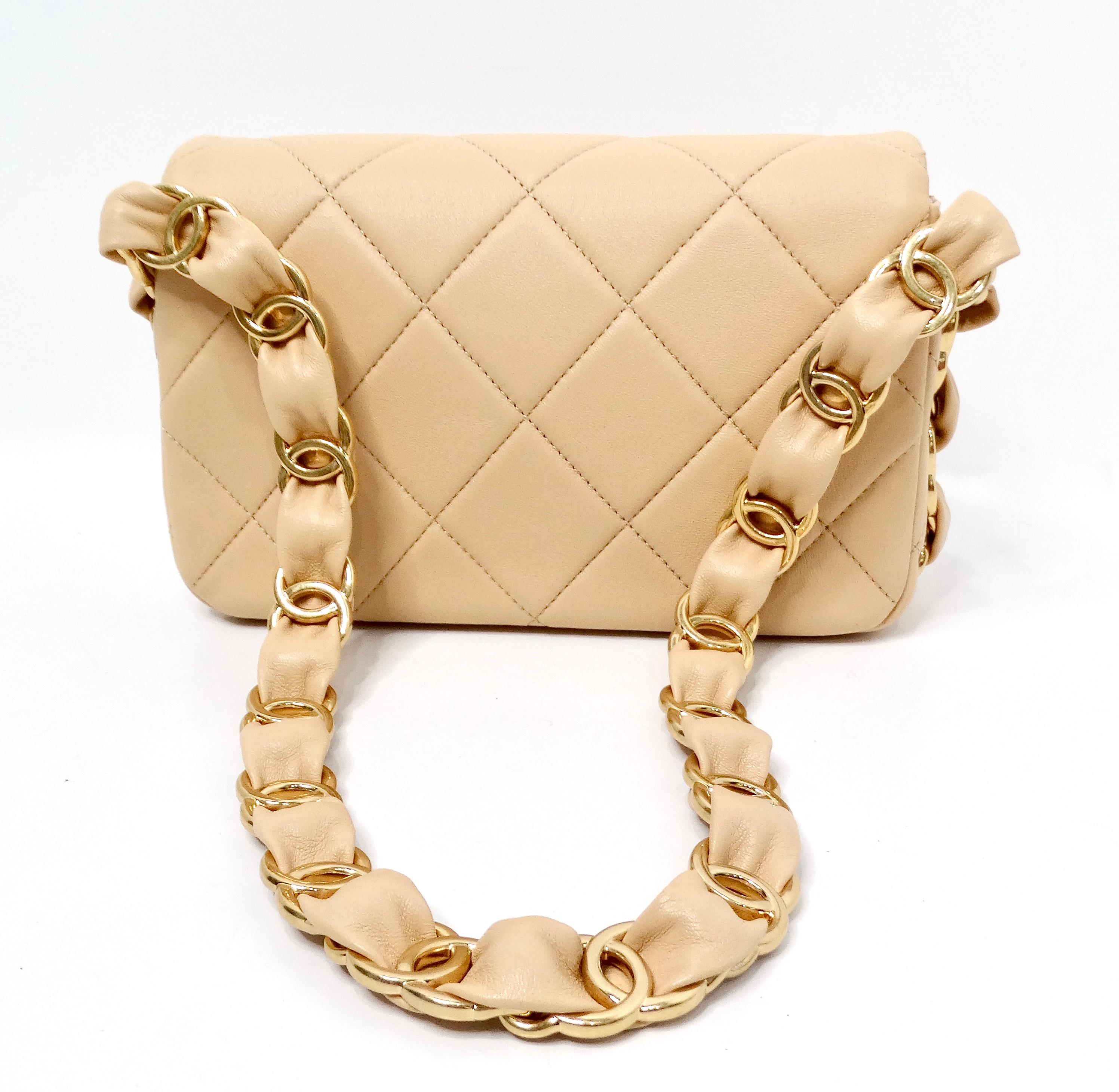 Chanel Bolso con solapa de cadena CC acolchado de piel de cordero beige 2024 en venta 2