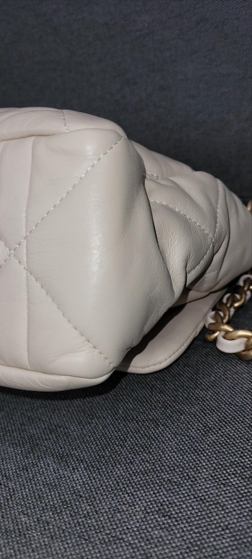 Chanel  Beige Quilted Lambskin Large 19 Flap Bag en vente 9